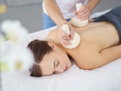 Eine erholsame Kräuterstempelmassage