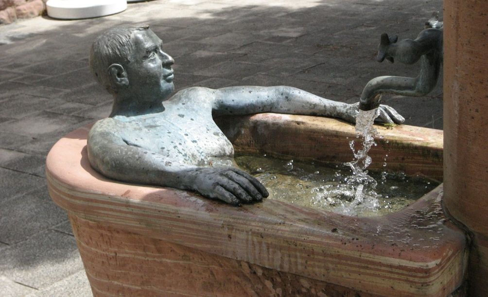 Ein lustiger Brunnen mit Statue im Kurhaus Bad Bocklet.