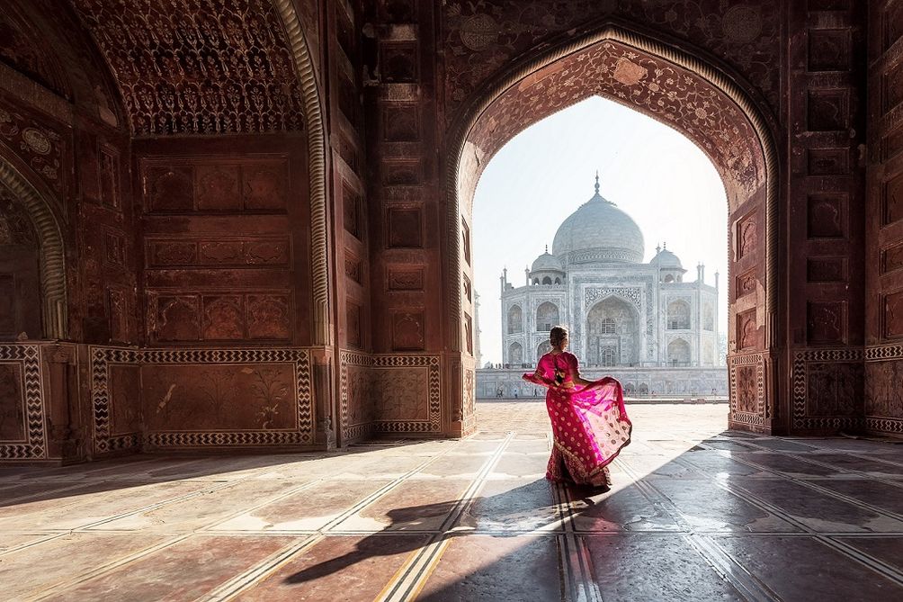 Frau in indischem Kleid in einem leeren Tempel