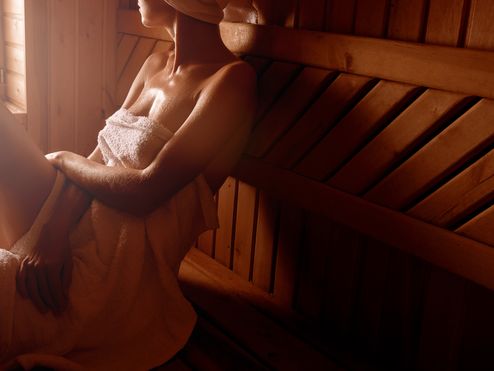 Eine Frau genießt ihre Auszeit in der Sauna