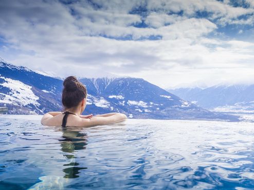 Blick auf die Schweizer Alpen vom Pool aus