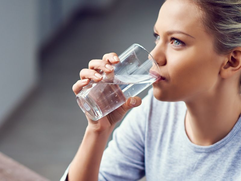 Пить воду. Диета 2 стакана воды перед едой. Женщина пьет воду. Беременная пьет чистую воду. Напитки для беременных.