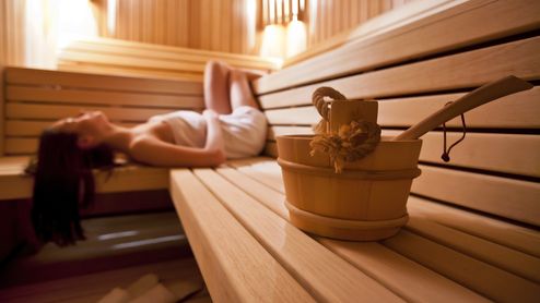 Eine Frau genießt einen erholsamen Gang in die Sauna
