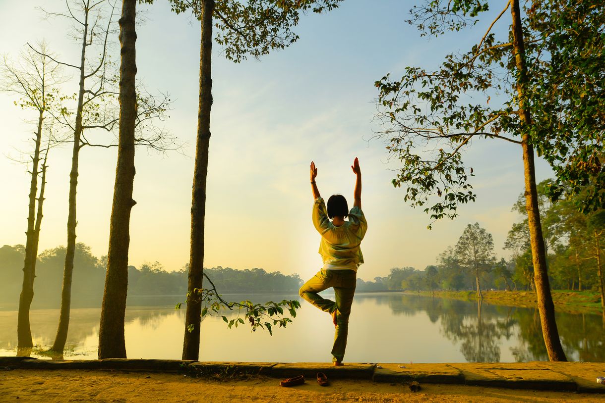 Yoga am See im Wald
