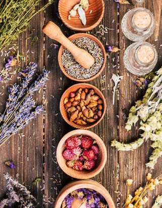 Verschiedene Ayurvedische Lebensmittel, dargereicht in Schüsseln.