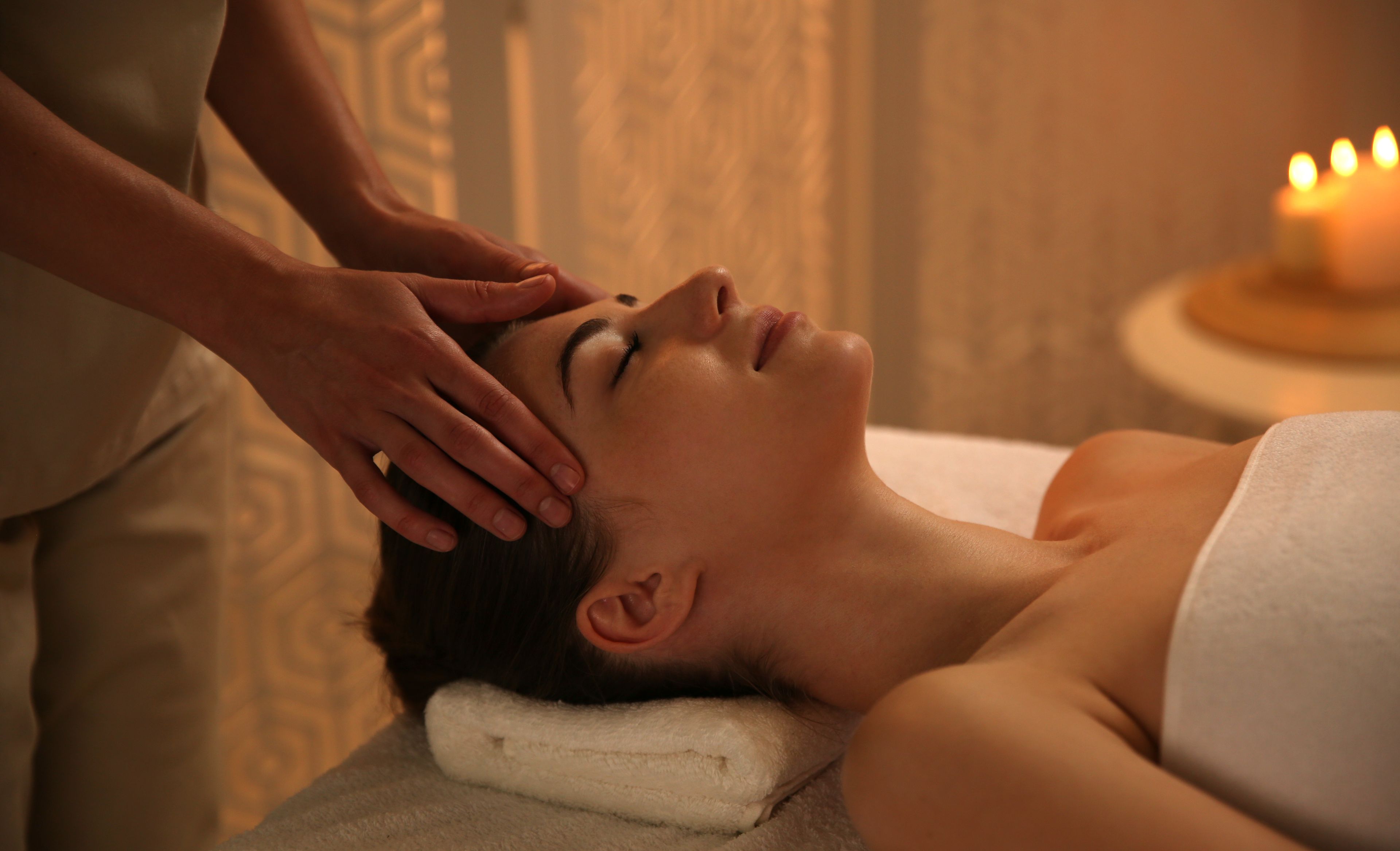 Frau bekommt Gesichtsmassage