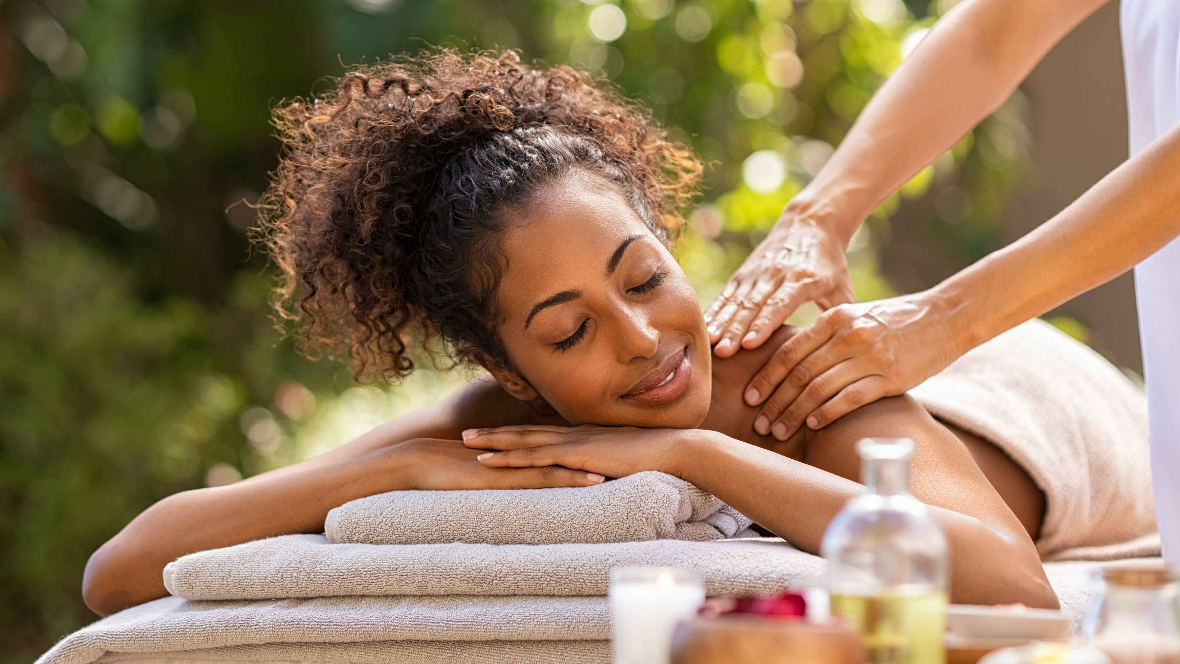 Frau bekommt Massage draußen im Grünen