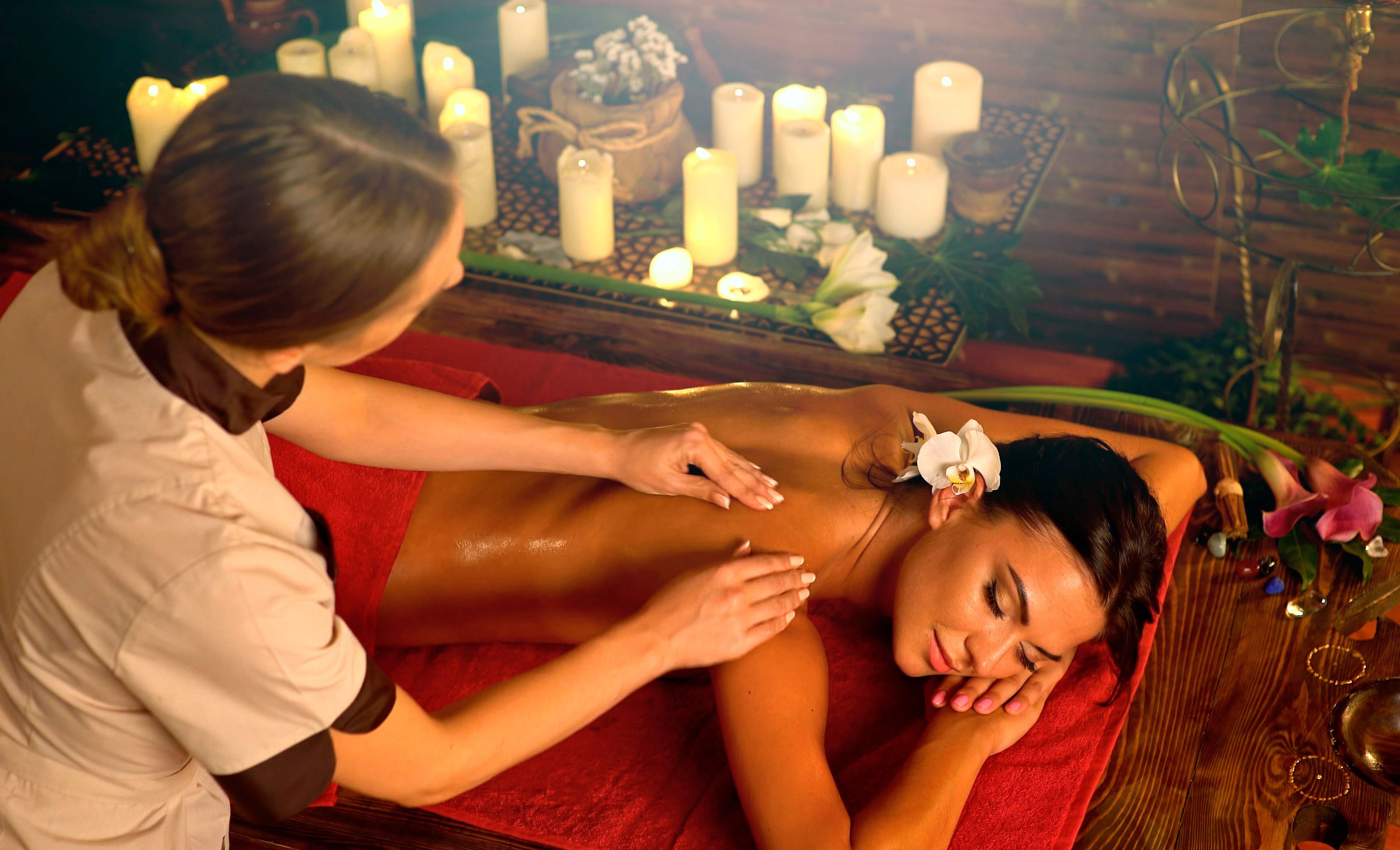 Frau bekommt Ayurveda Massage