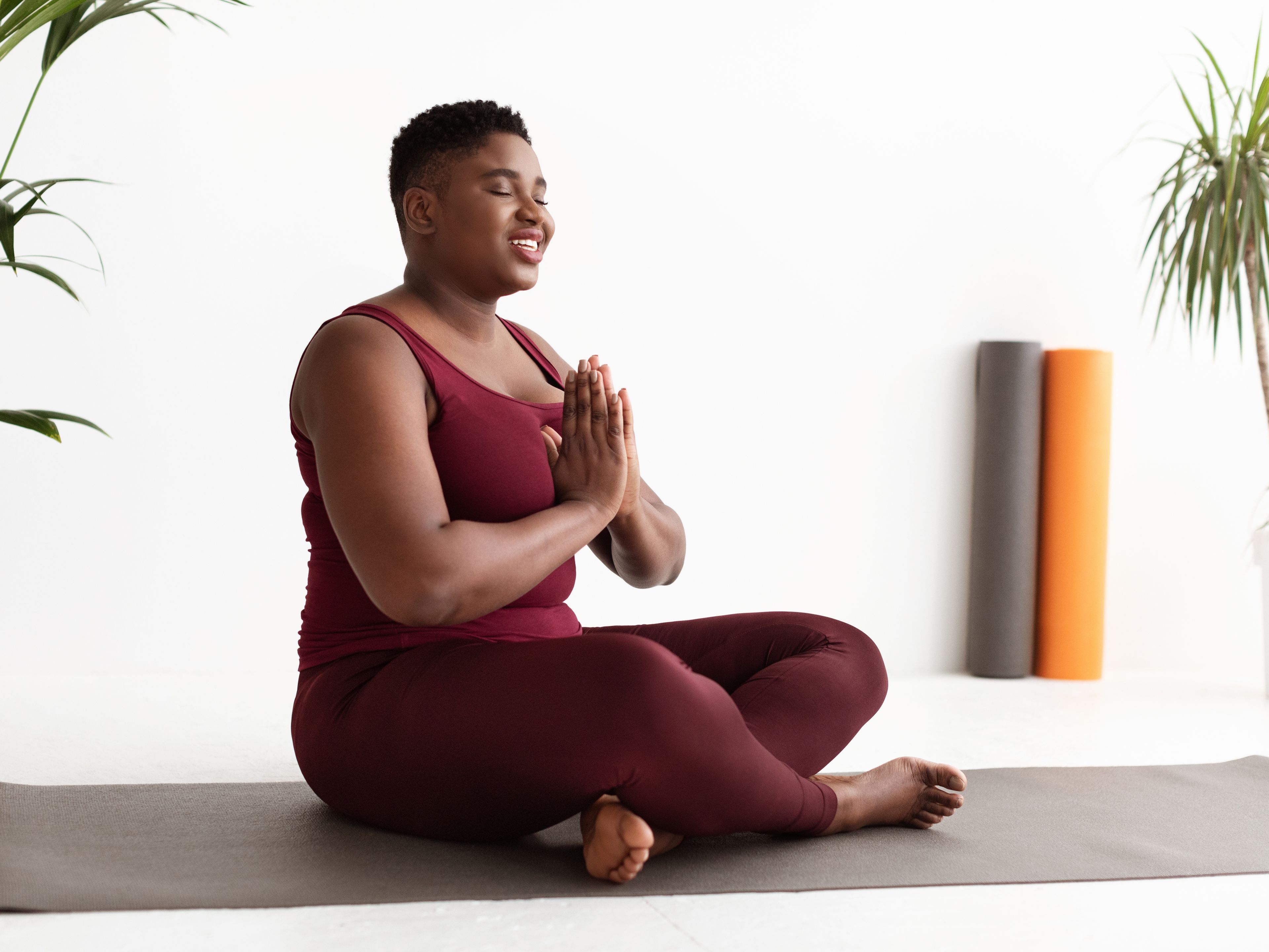 Frau meditiert auf Yoga Matte