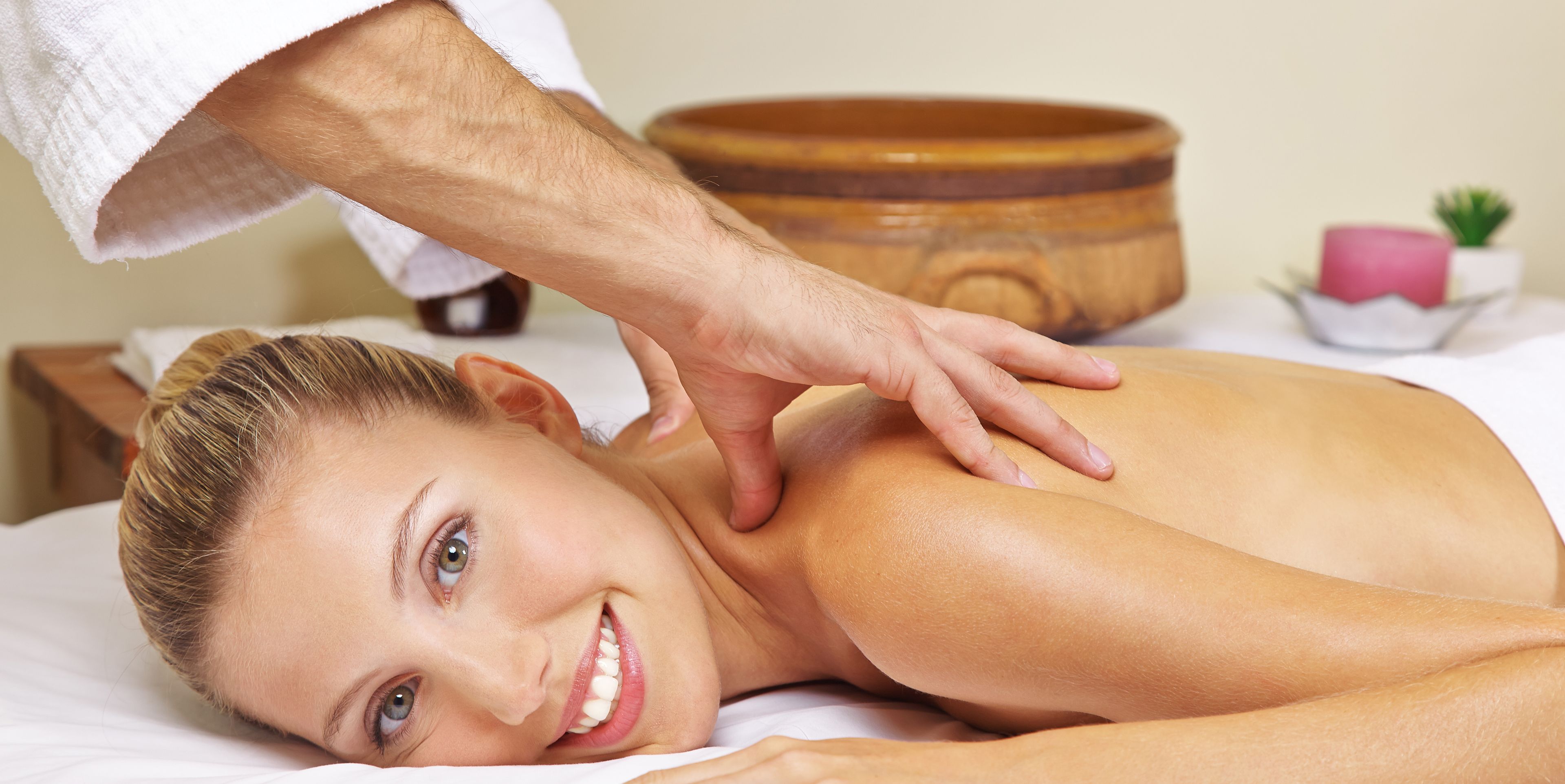 Reisegast bekommt eine Massage