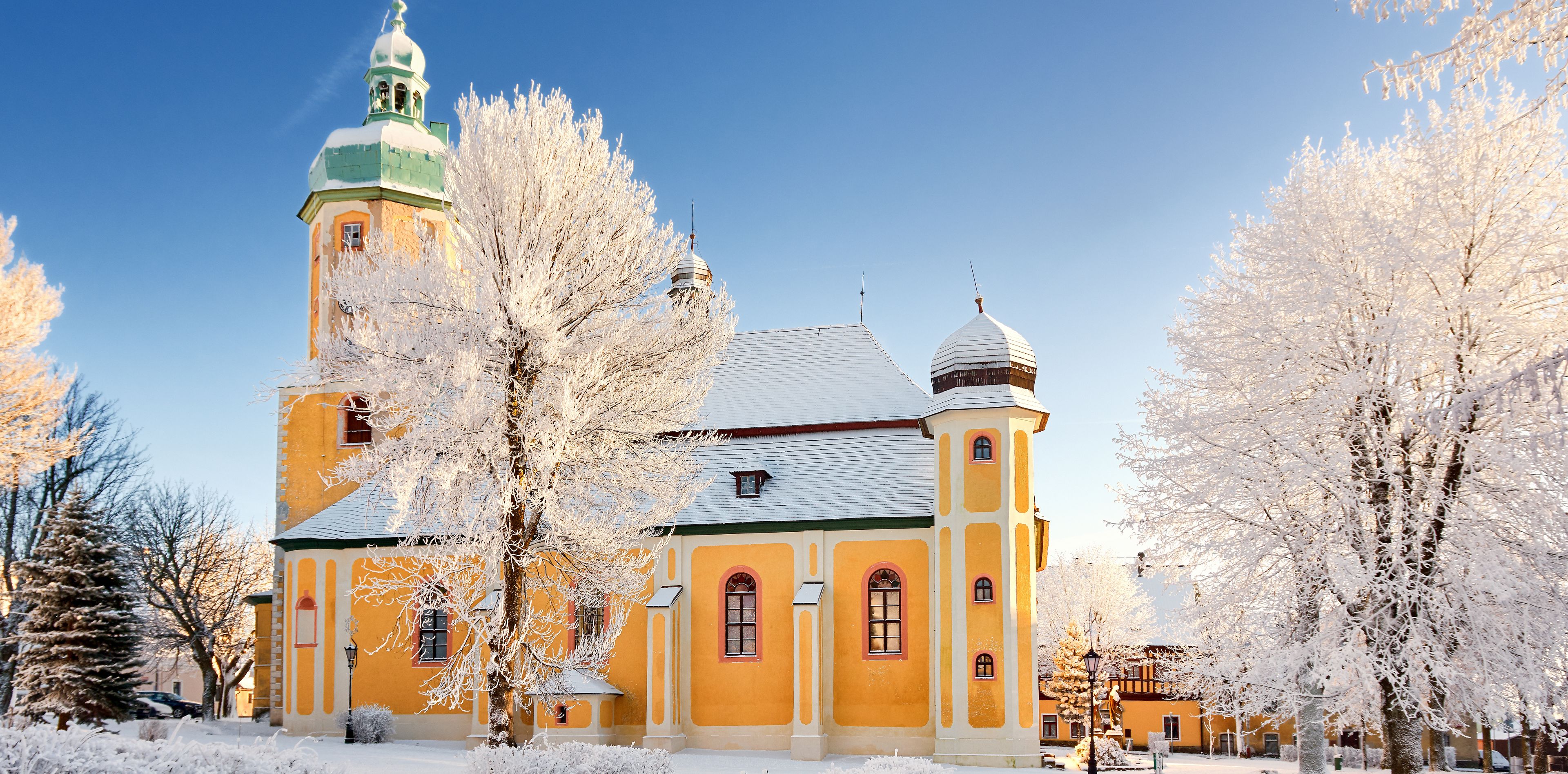 Schneebedeckte Kirche im Erzgebirge