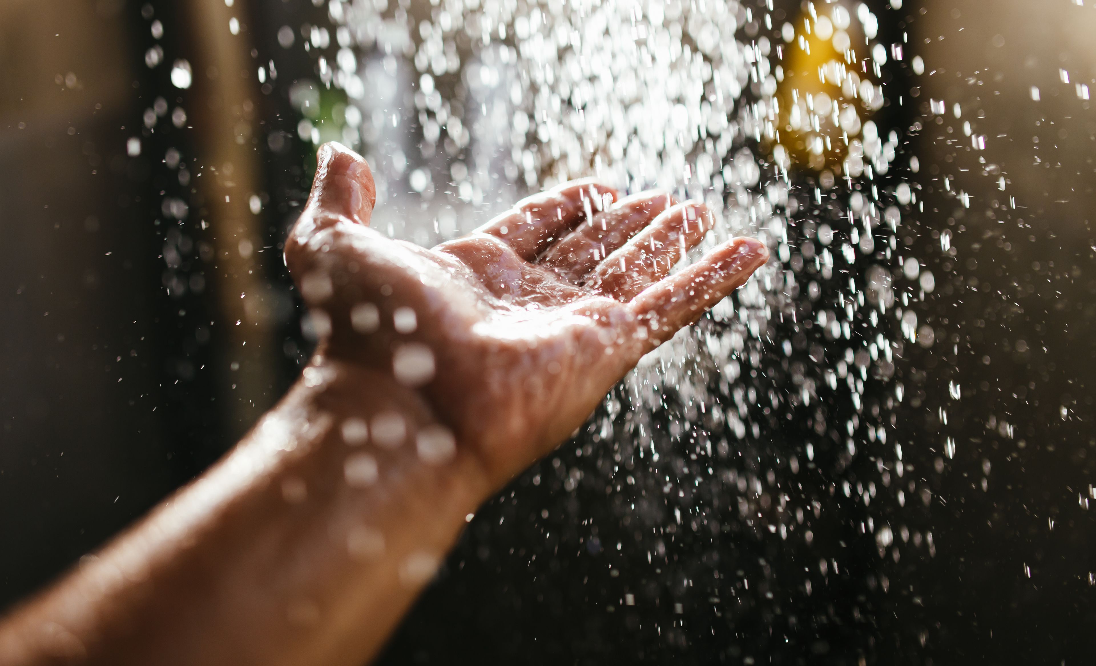 Hand wird unter Wasser gehalten
