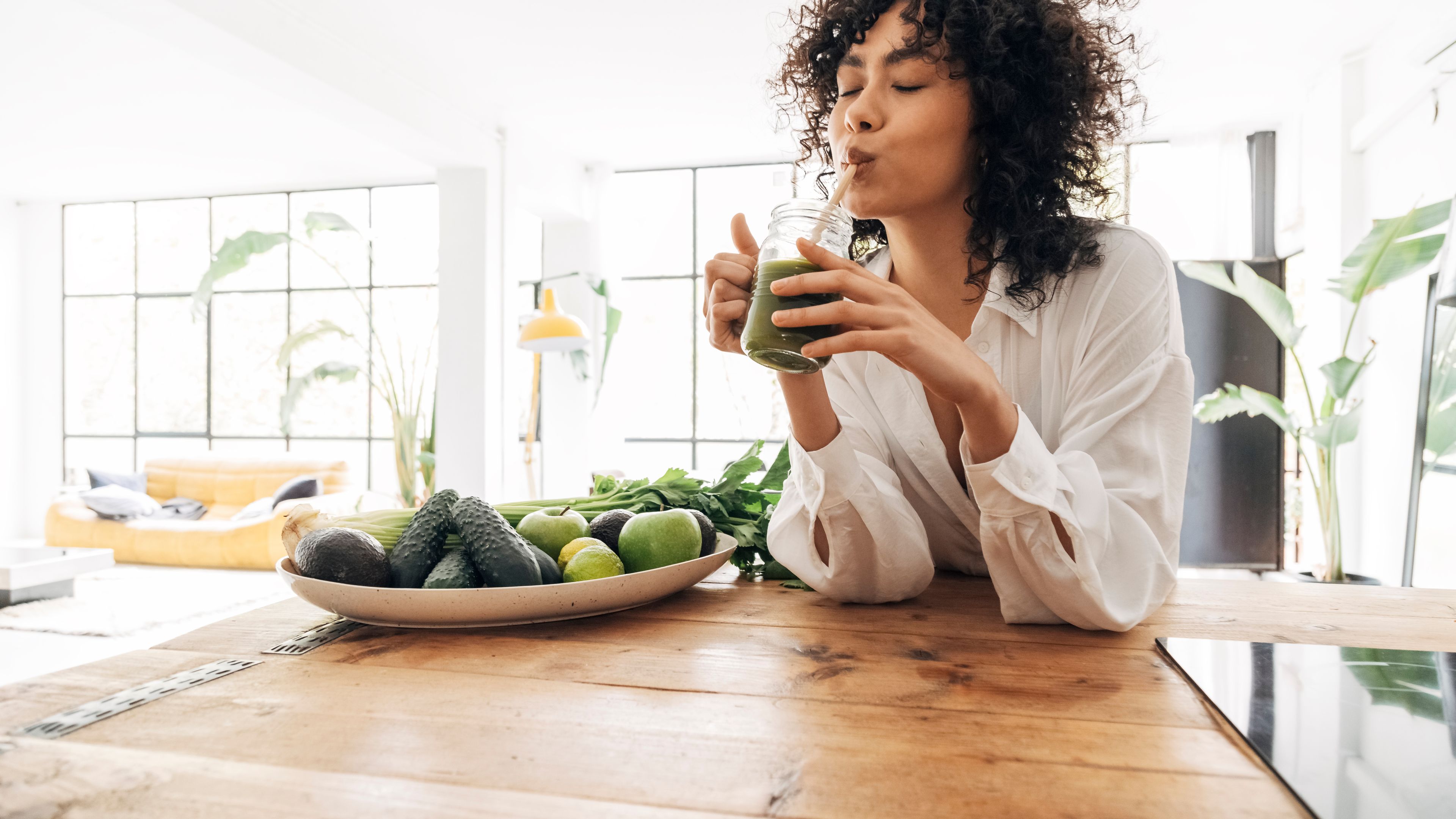 Eine Frau macht Detox zu Hause