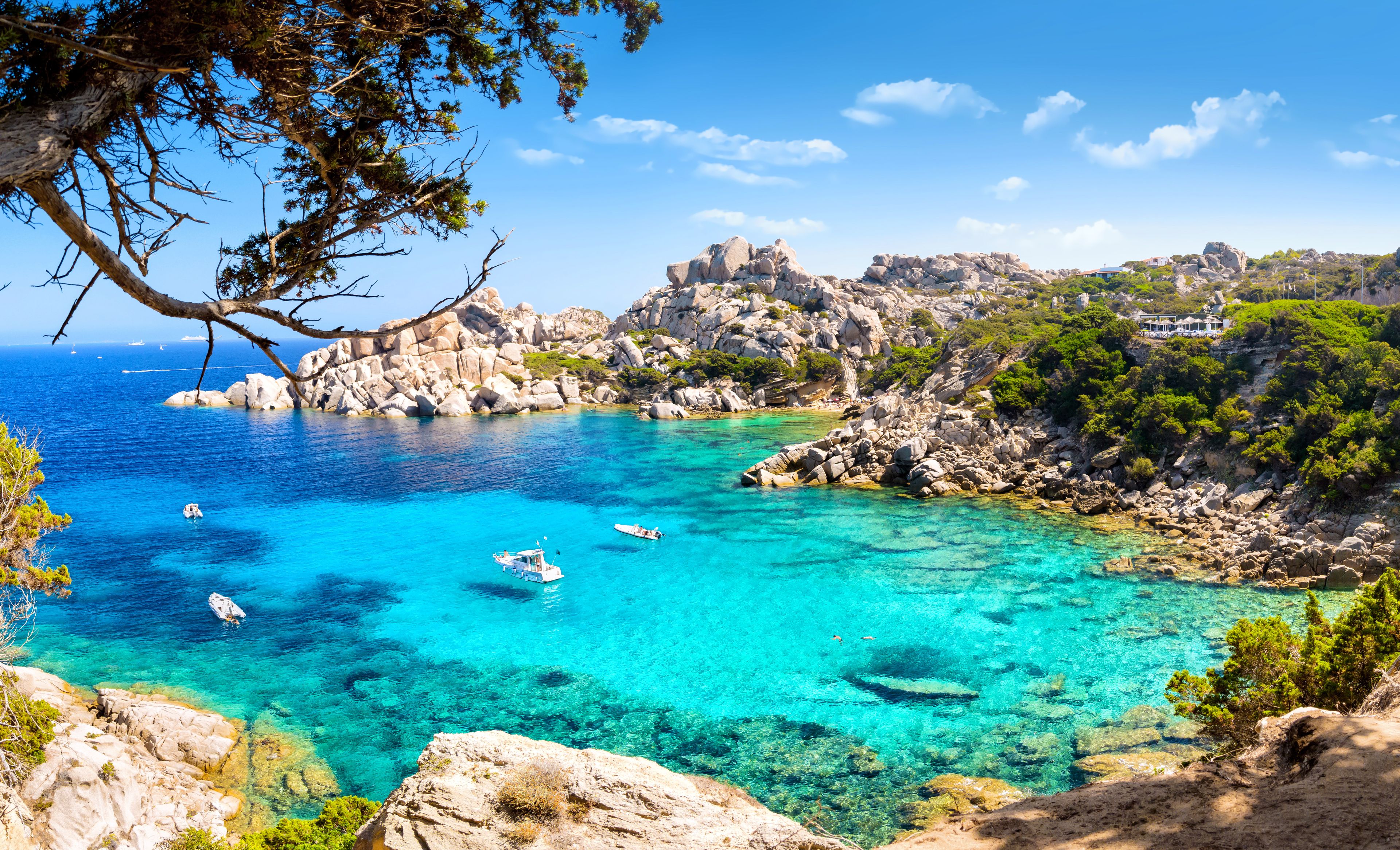 Türkis blaue Bucht von Sardinien