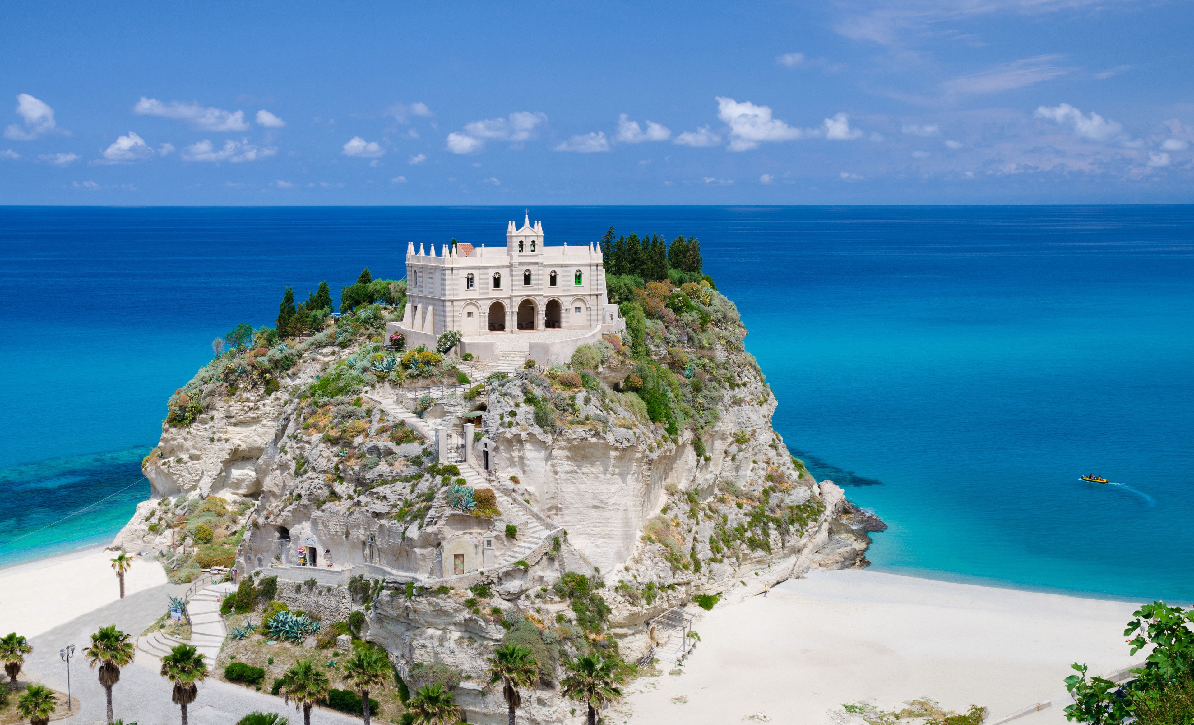 Kirche auf einem Felsen am Strand in Tropea