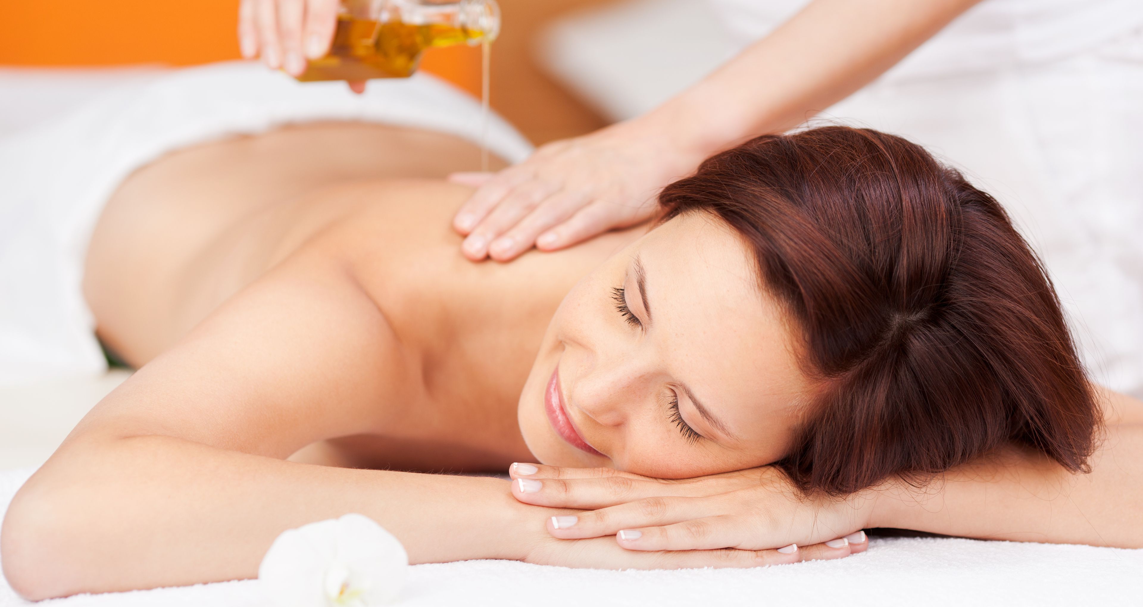 Wellness-Anwendung mit Massageöl
