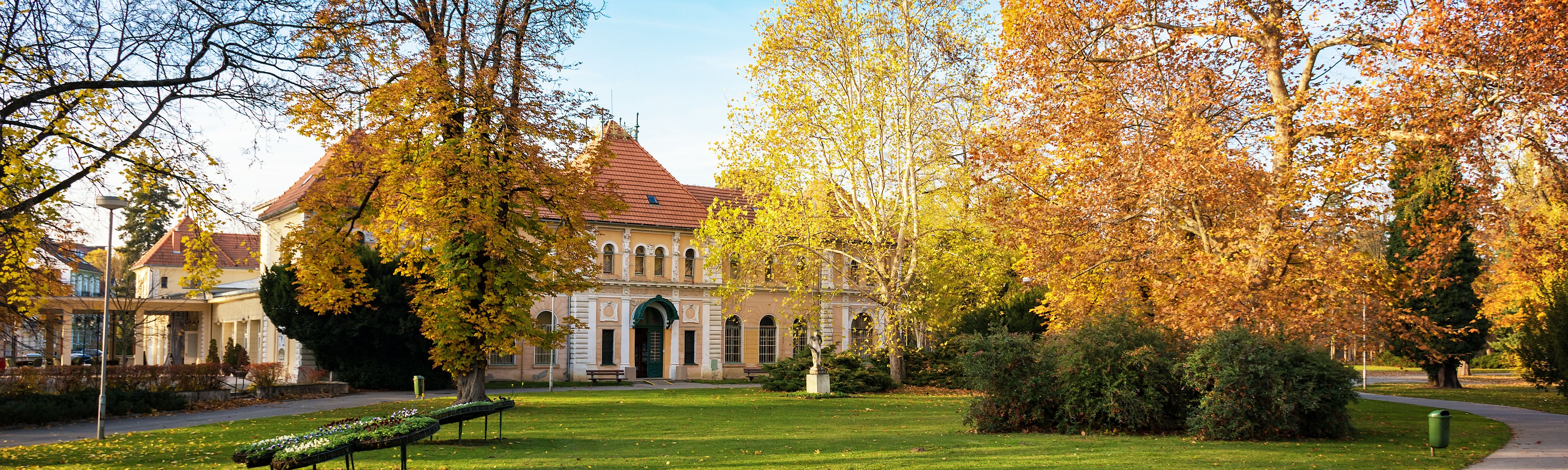 Historisches Gebäude in Piestany im Herbst