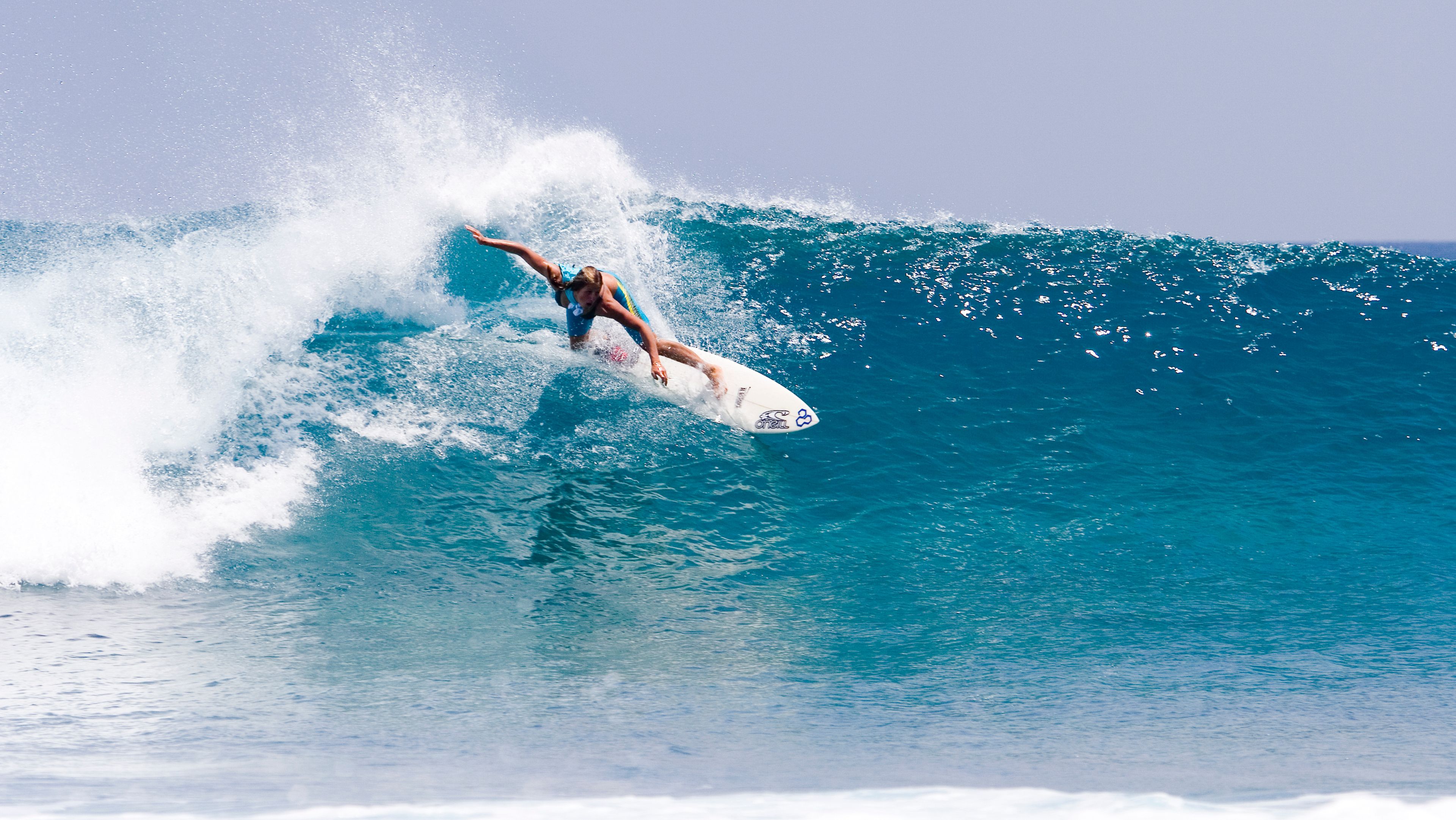 Surfer auf großer Welle