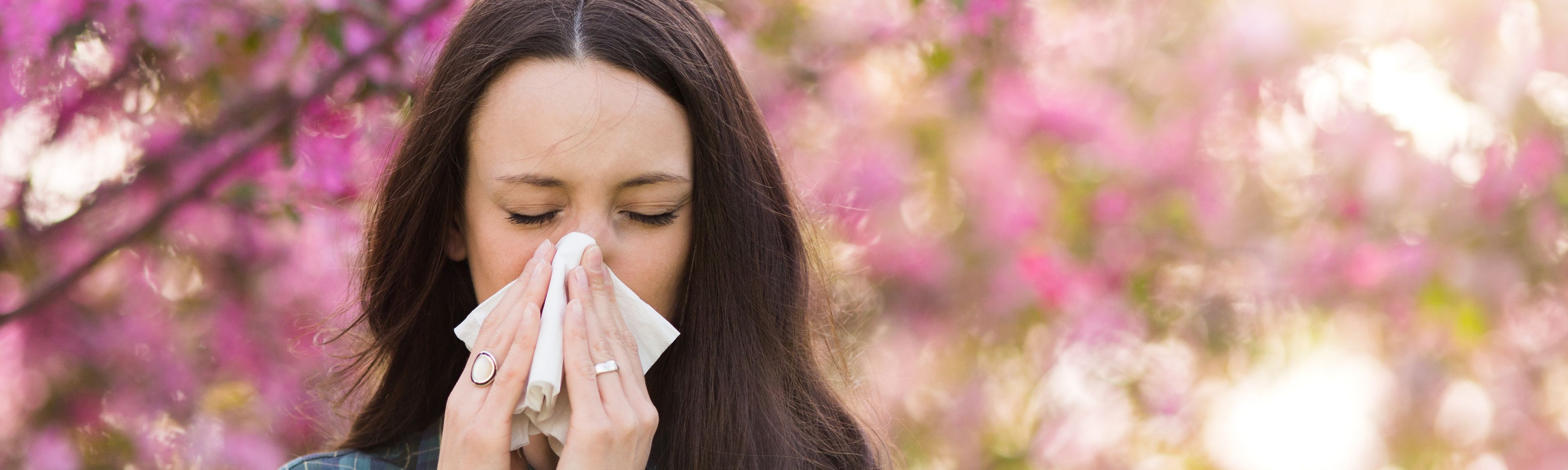 Eine Frau wird von Ihrer Pollenallergie geplagt