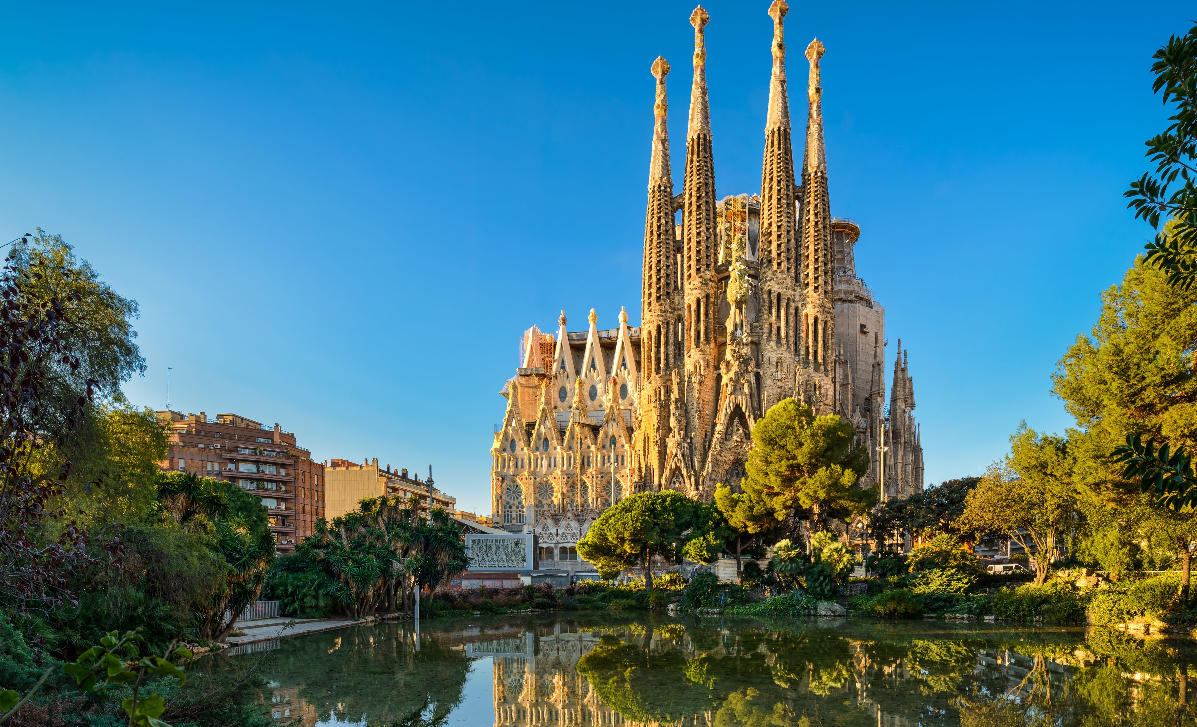 Kathedrale in Barcelona am Wasser