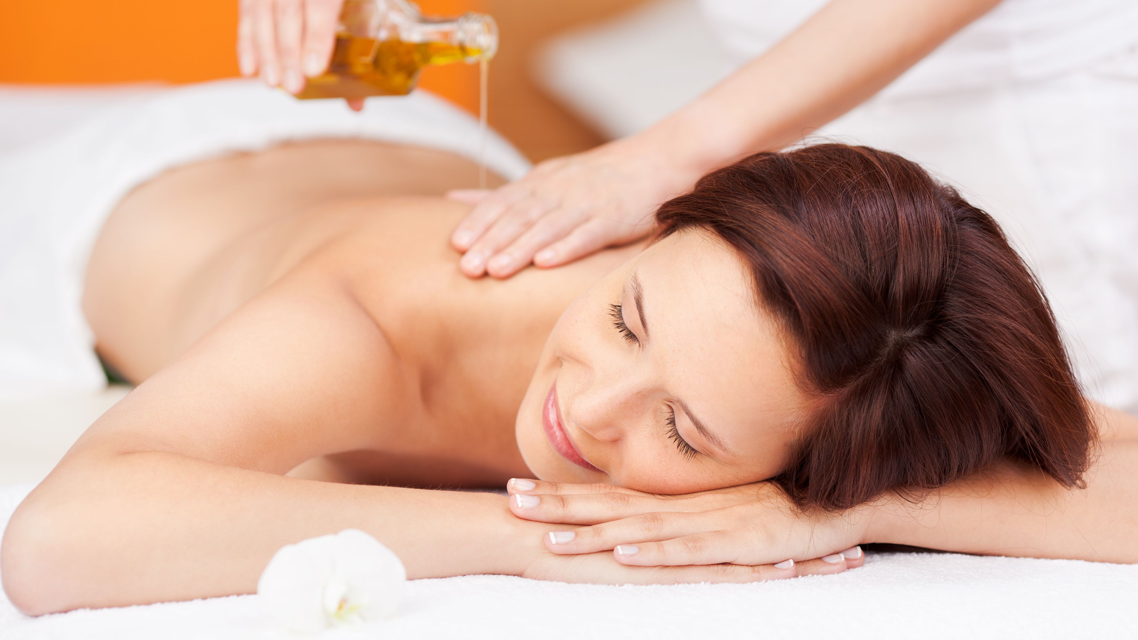 Wellness-Anwendung mit Massageöl
