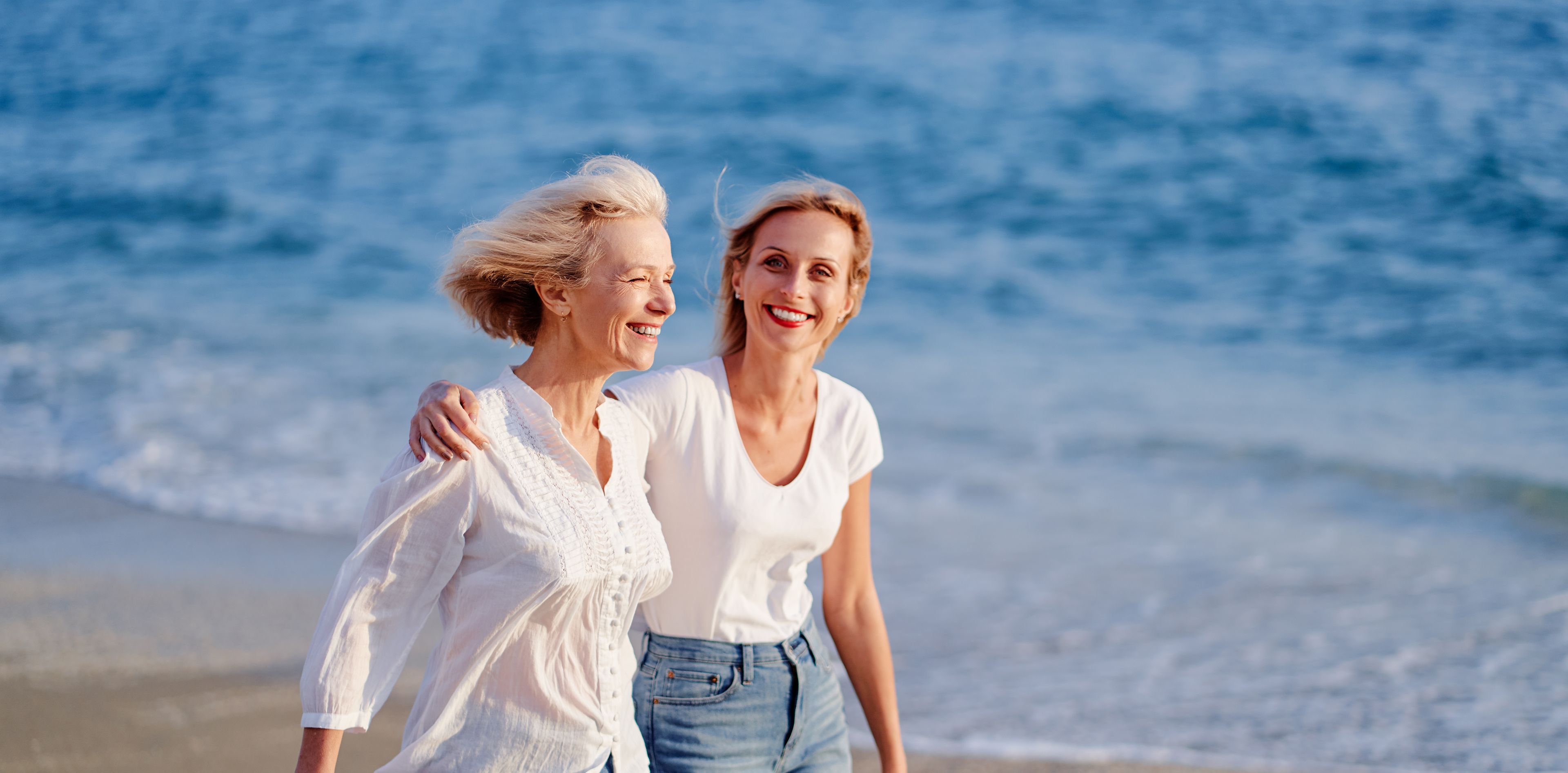 Mutter und Tochter zusammen am Strand