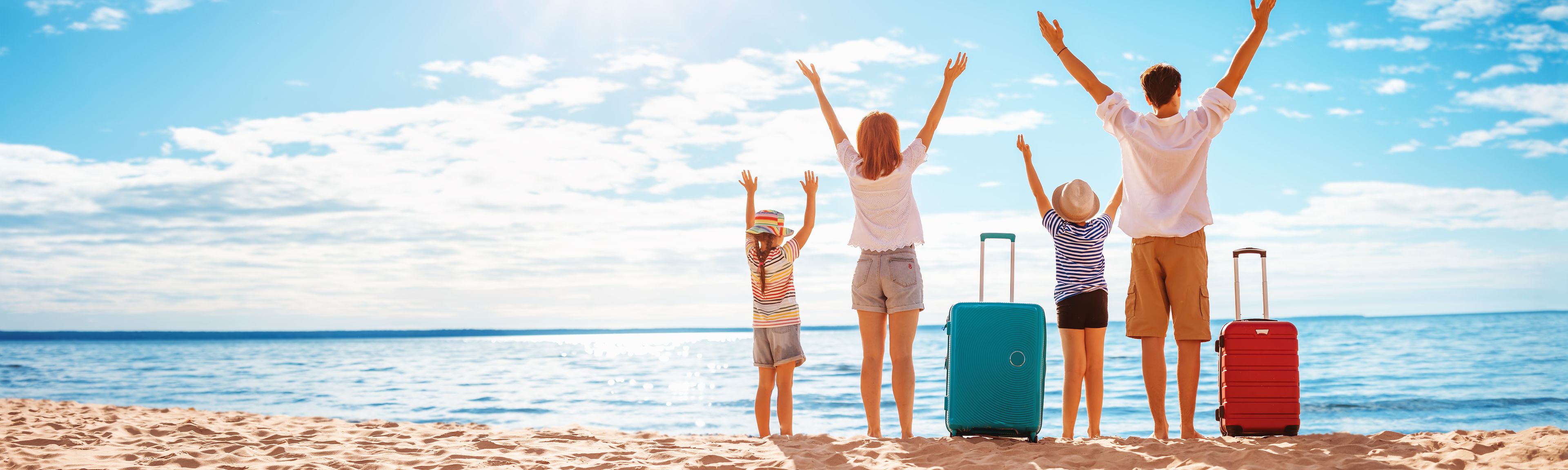 Eine Familie genießt am Strand Ihren Urlaub im Wellness Familienhotel