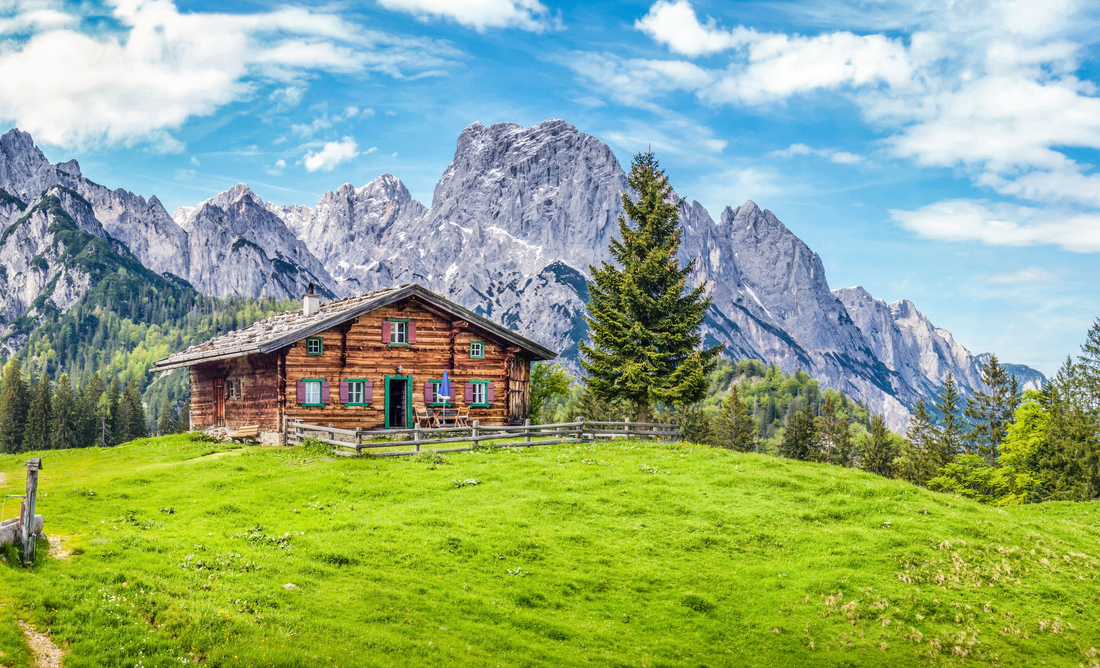 Mała chatka w górach Bawarii