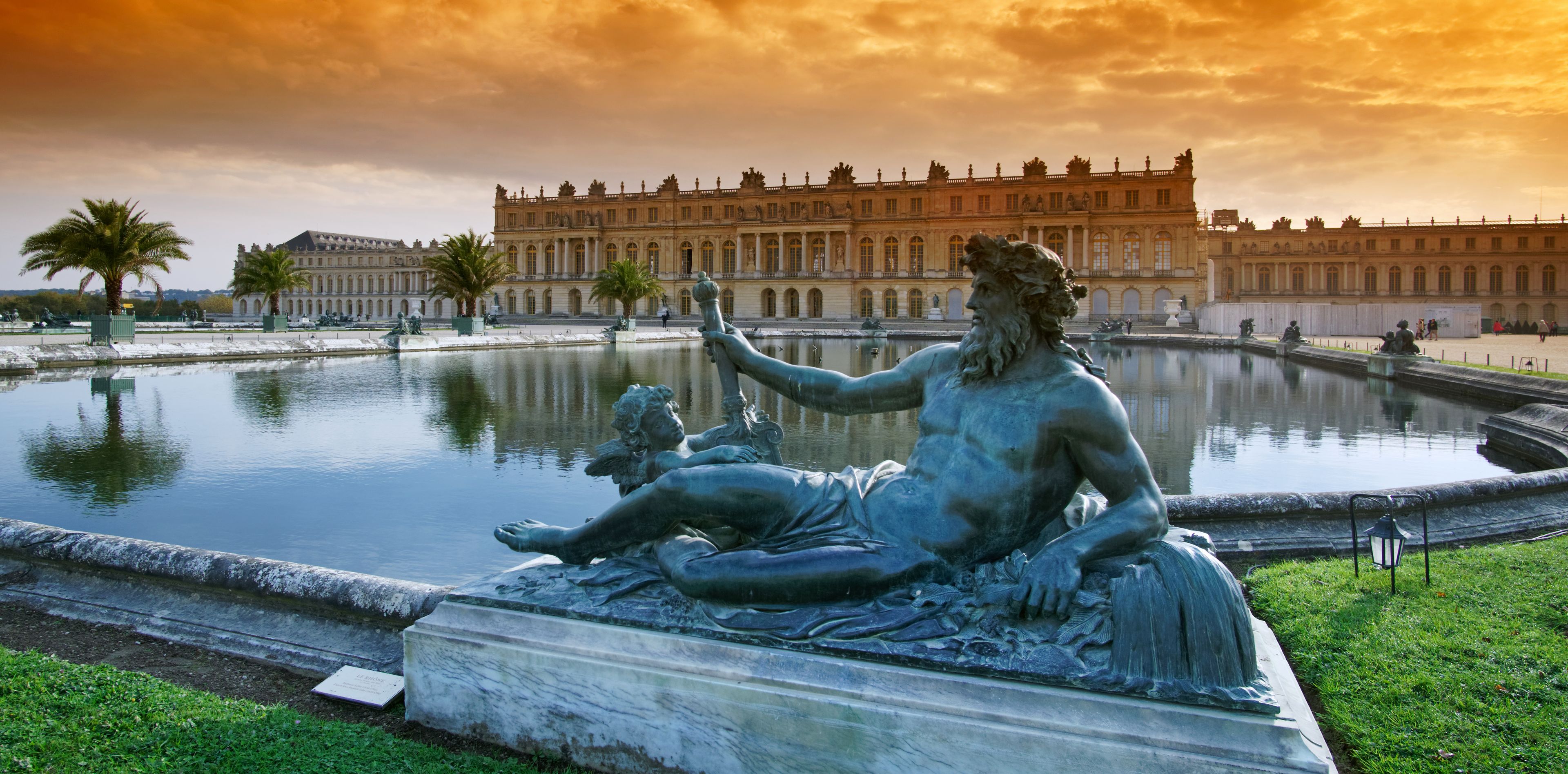 Schloss Versailles mit liegender Statue davor