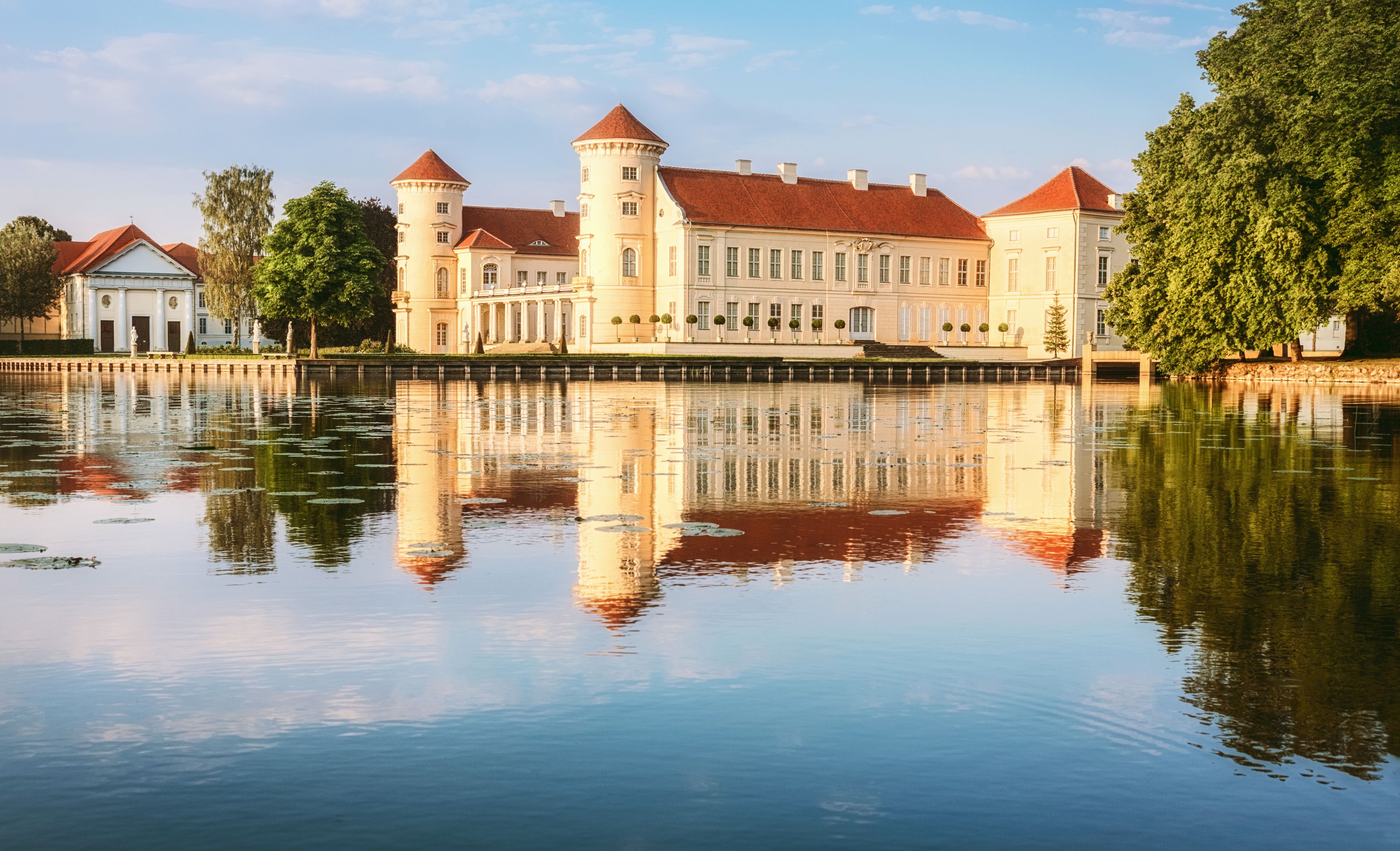 Rheinsberger Schloss spiegelt sich im Wasser 