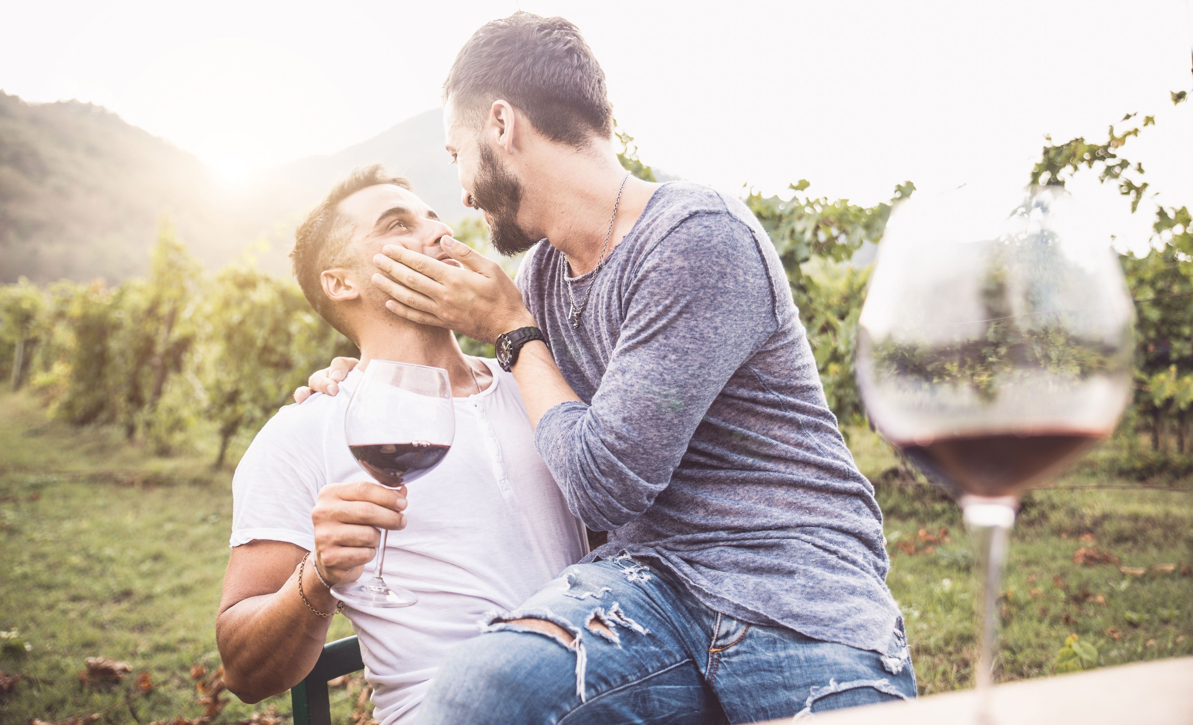 Paar im Weinanbaugebiet am Wein trinken
