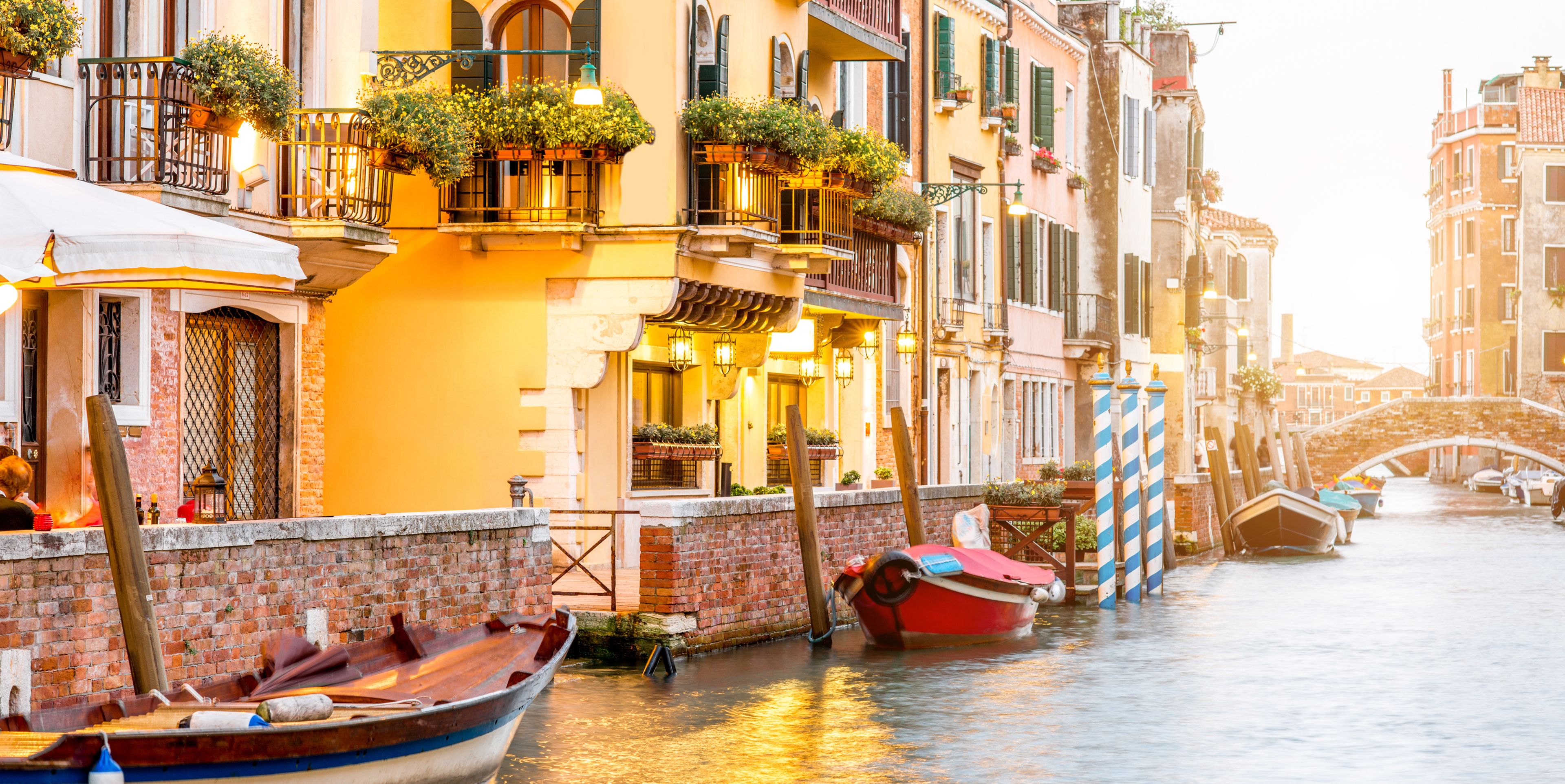 Warm angeleuchtete Häuser in Venedig am Wasser