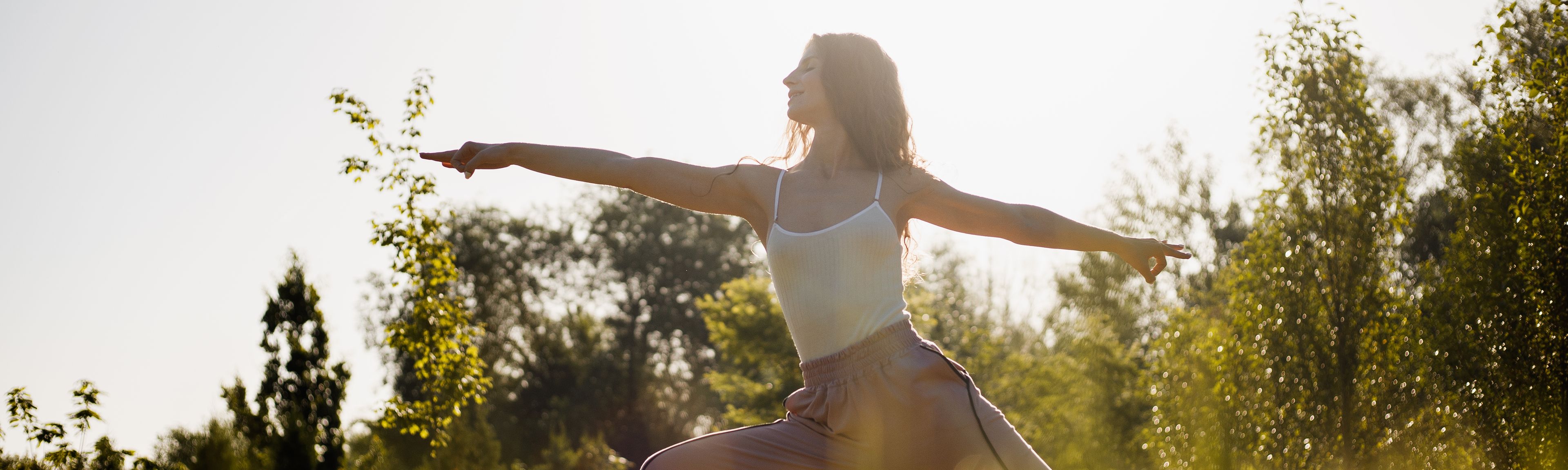 Frau macht Yoga in grüner Natur