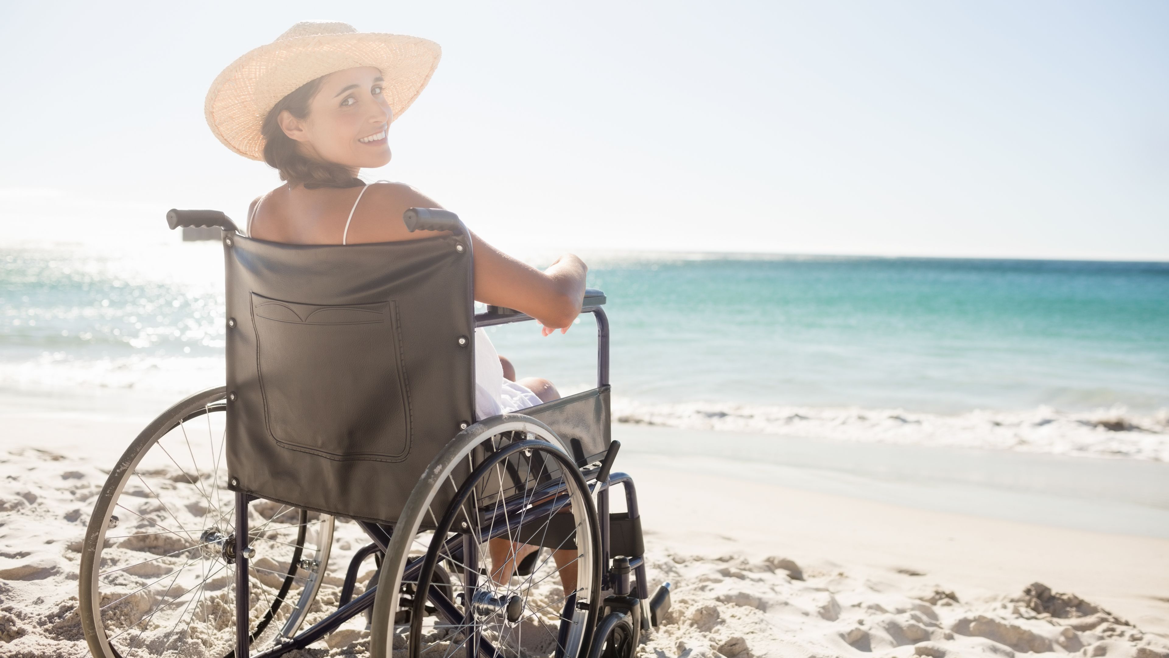 Frau im Rollstuhl am Strand