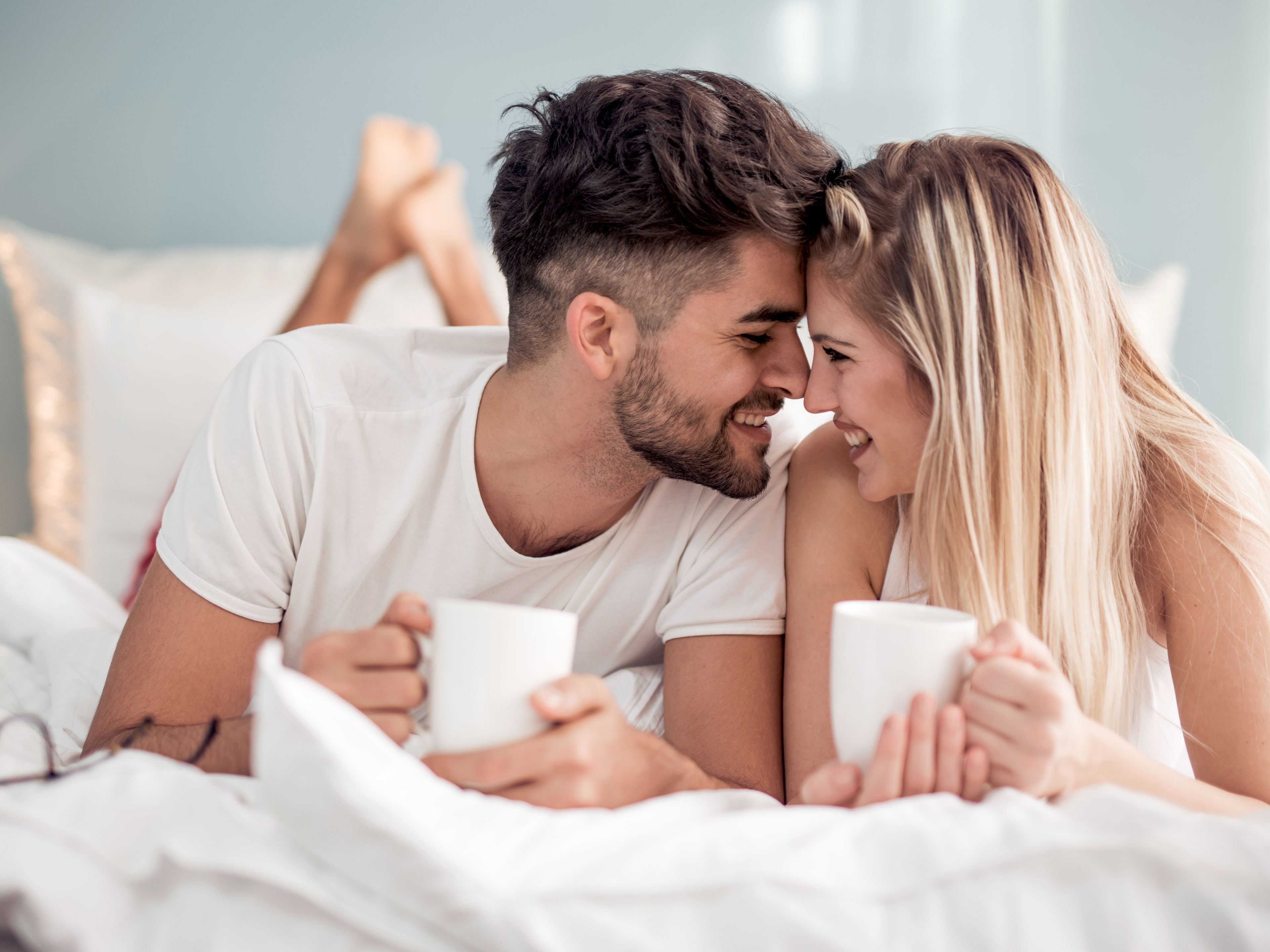 Paar mit Kaffee im Bett