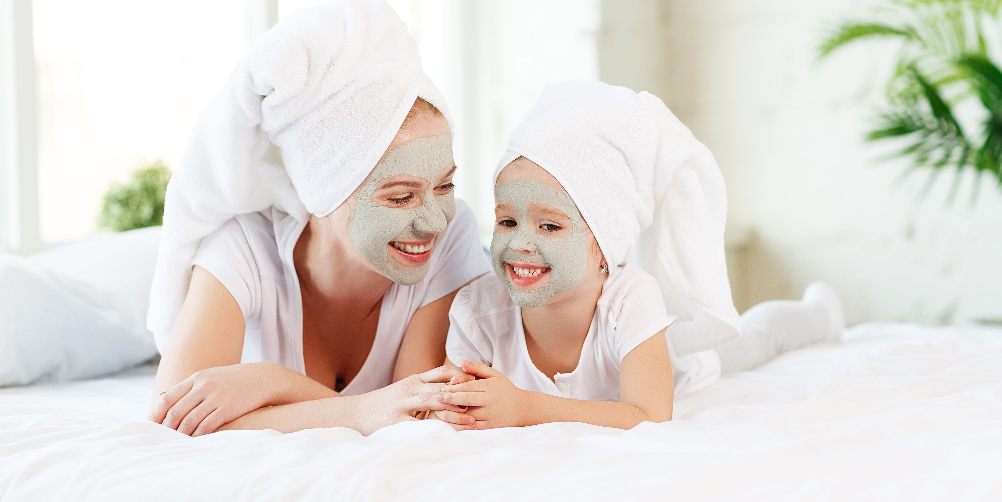 Mutter und Kind mit Gesichtsmaske