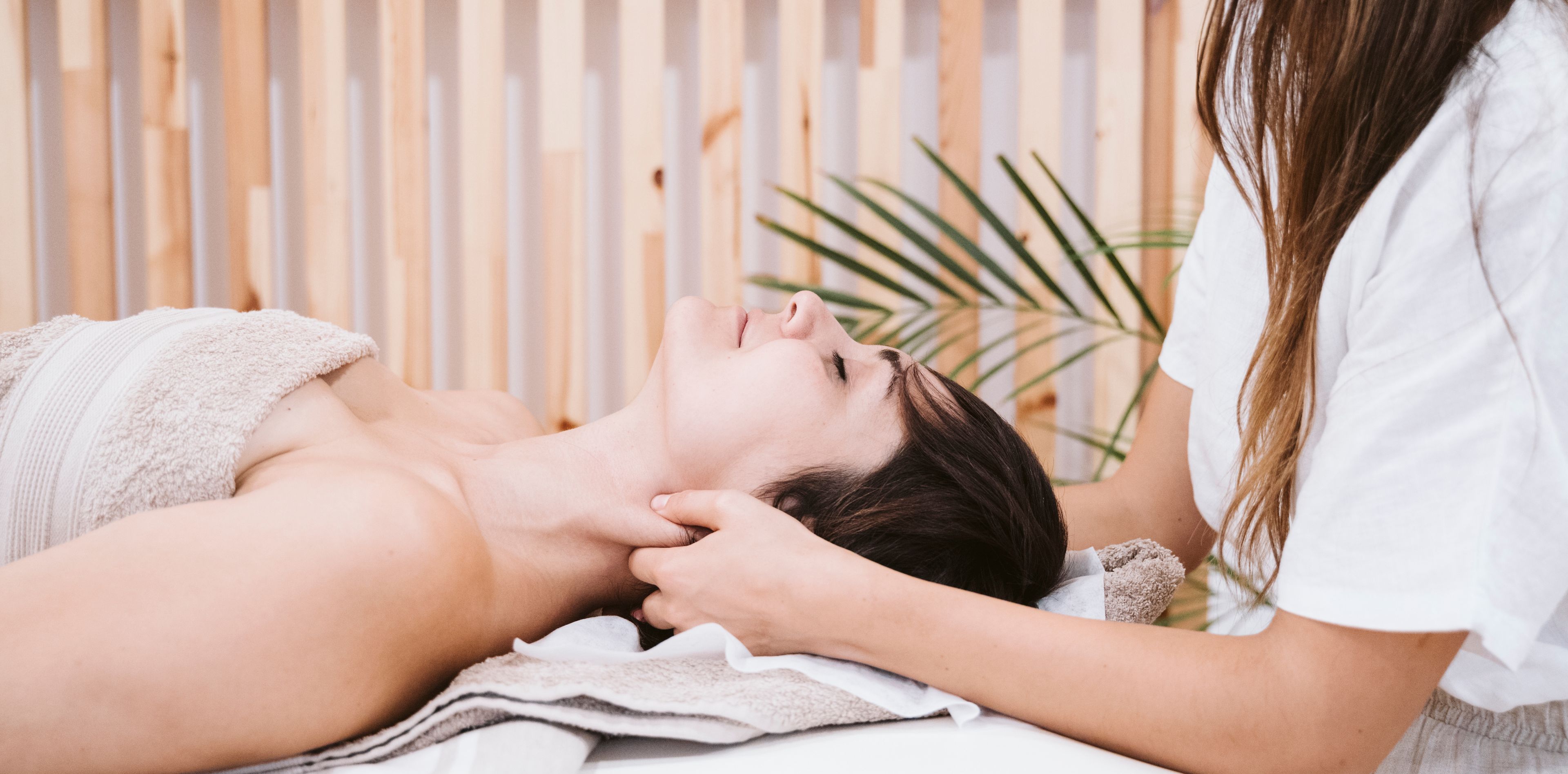 Frau bekommen Massage von Physiotherapeutin