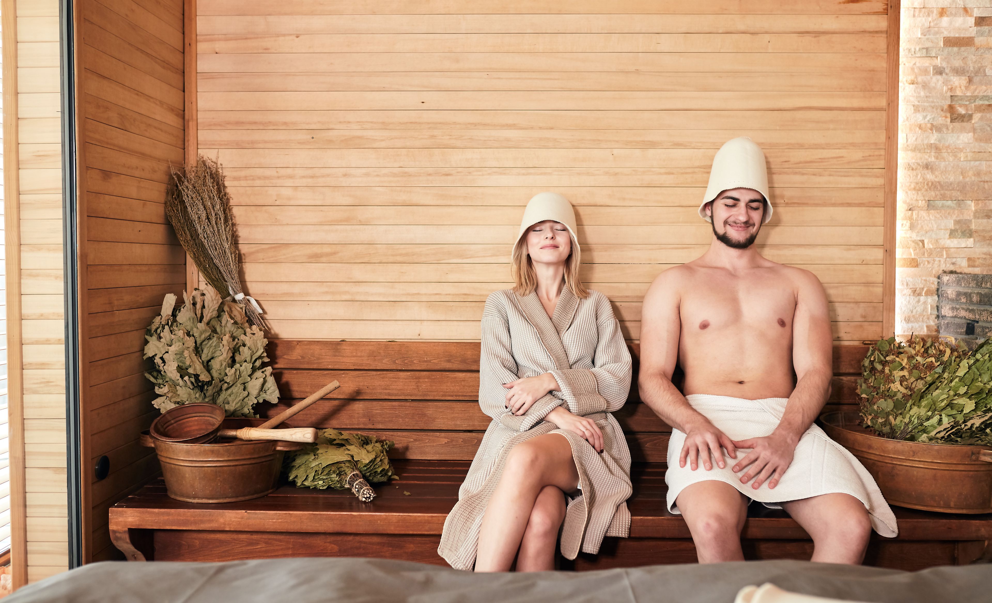 Mann und Frau zusammen in der Sauna