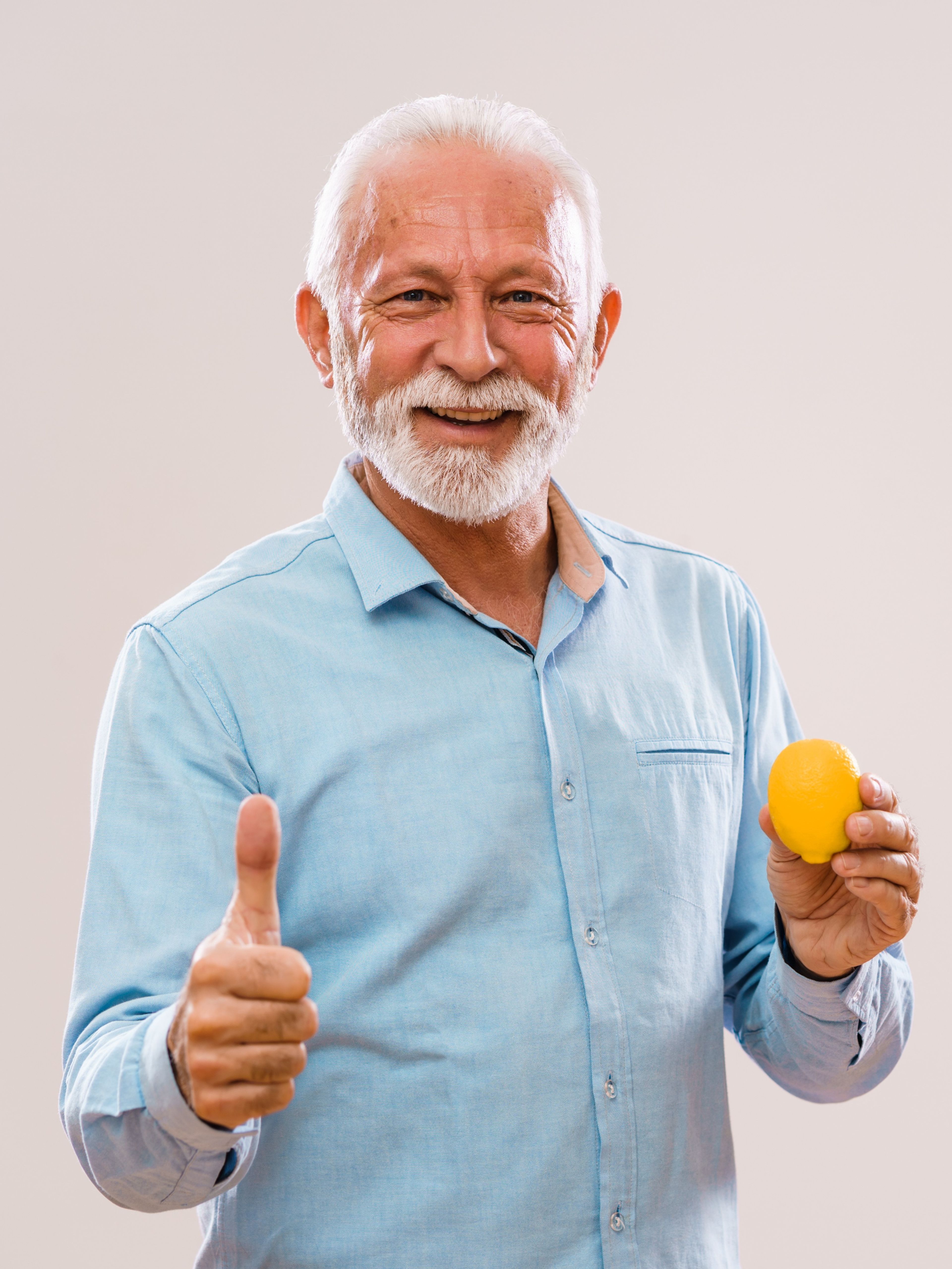 Glücklicher Mann mit Zitrone