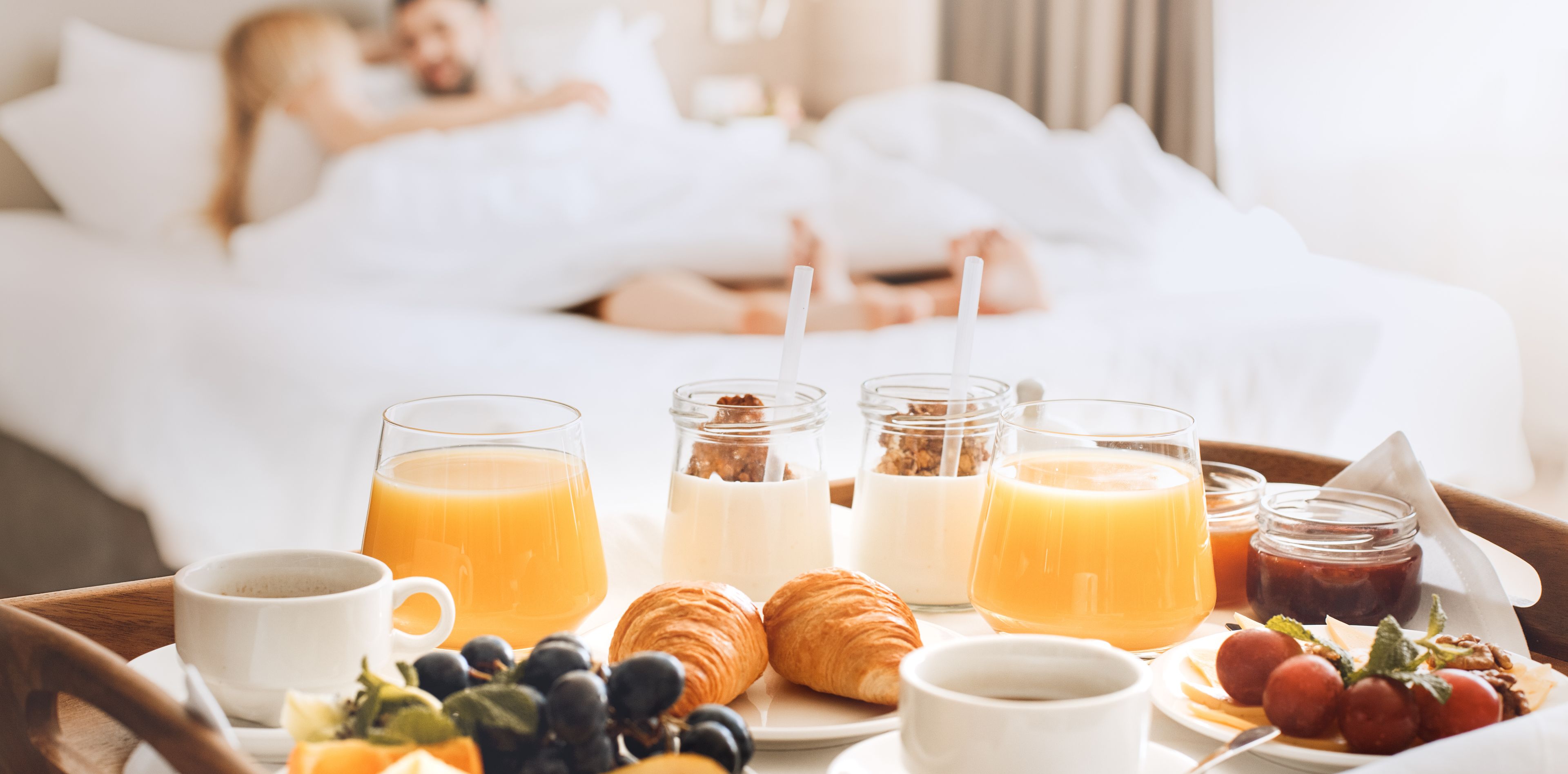 Paar mit Frühstück im Bett