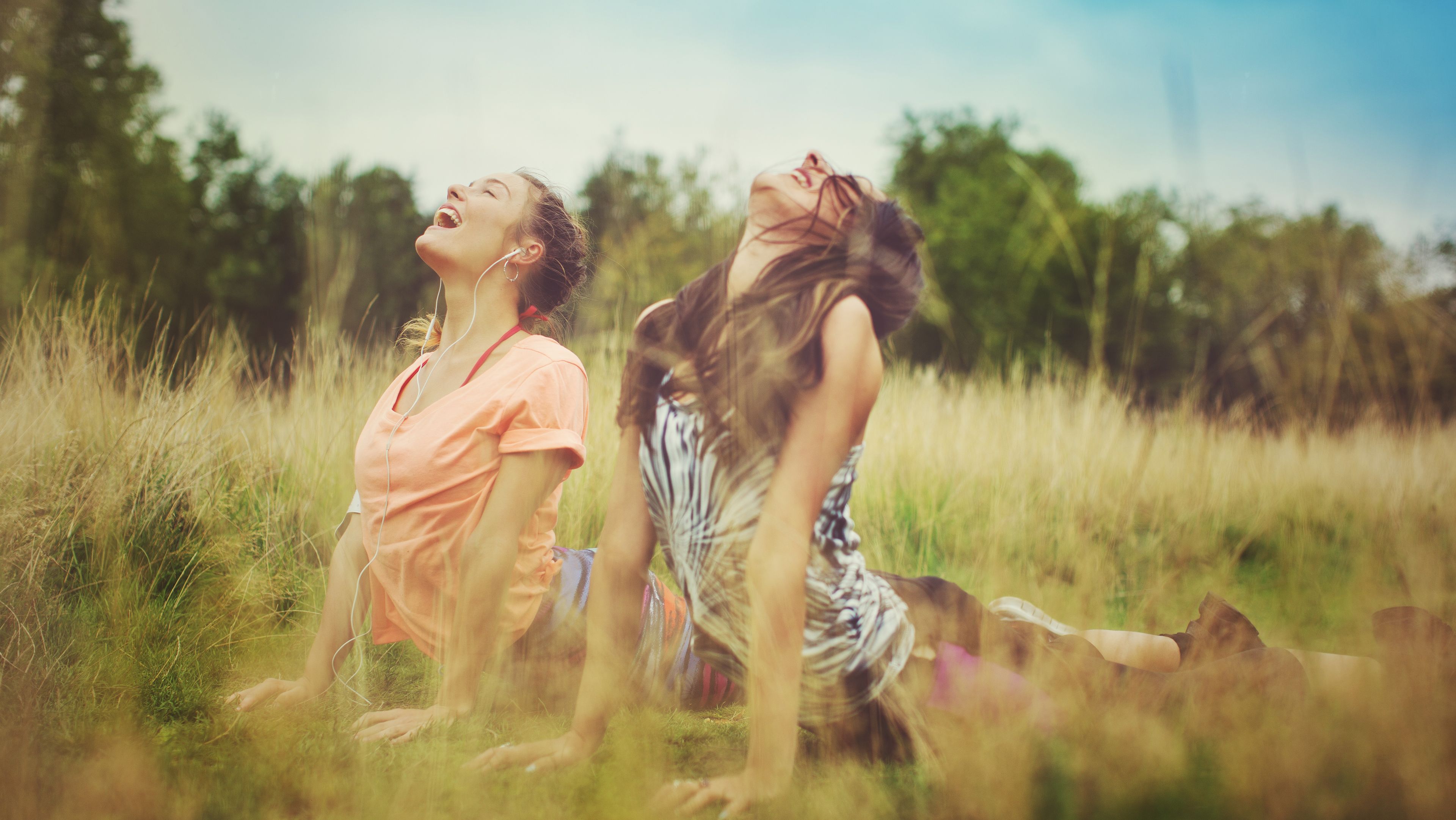 2 Freundinnen machen zusammen Yoga