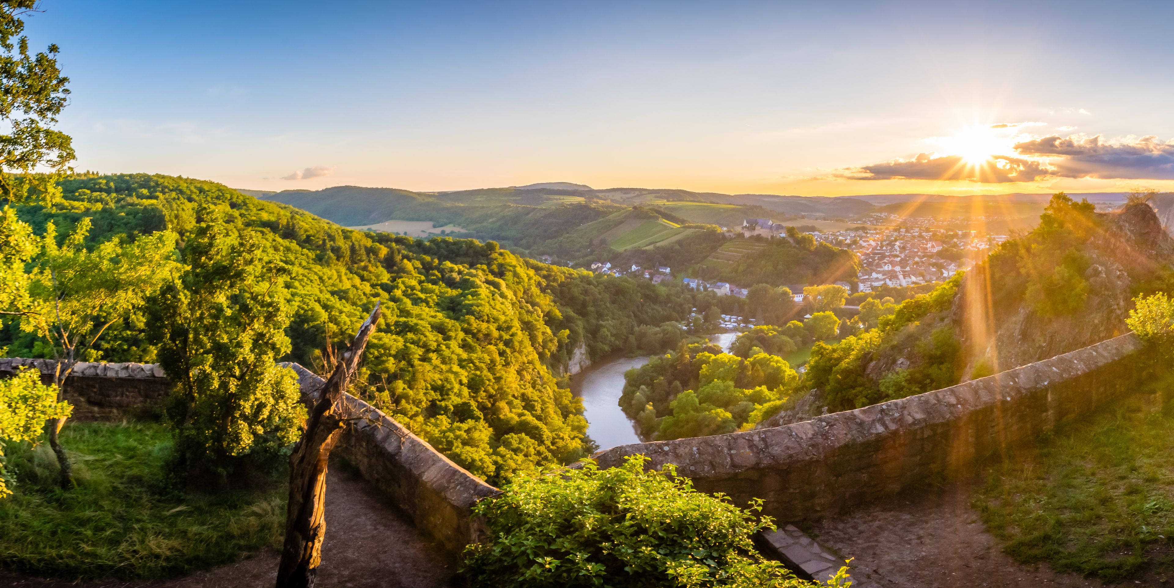 Eine grüne Landschaft bestrahlt von der Sonne