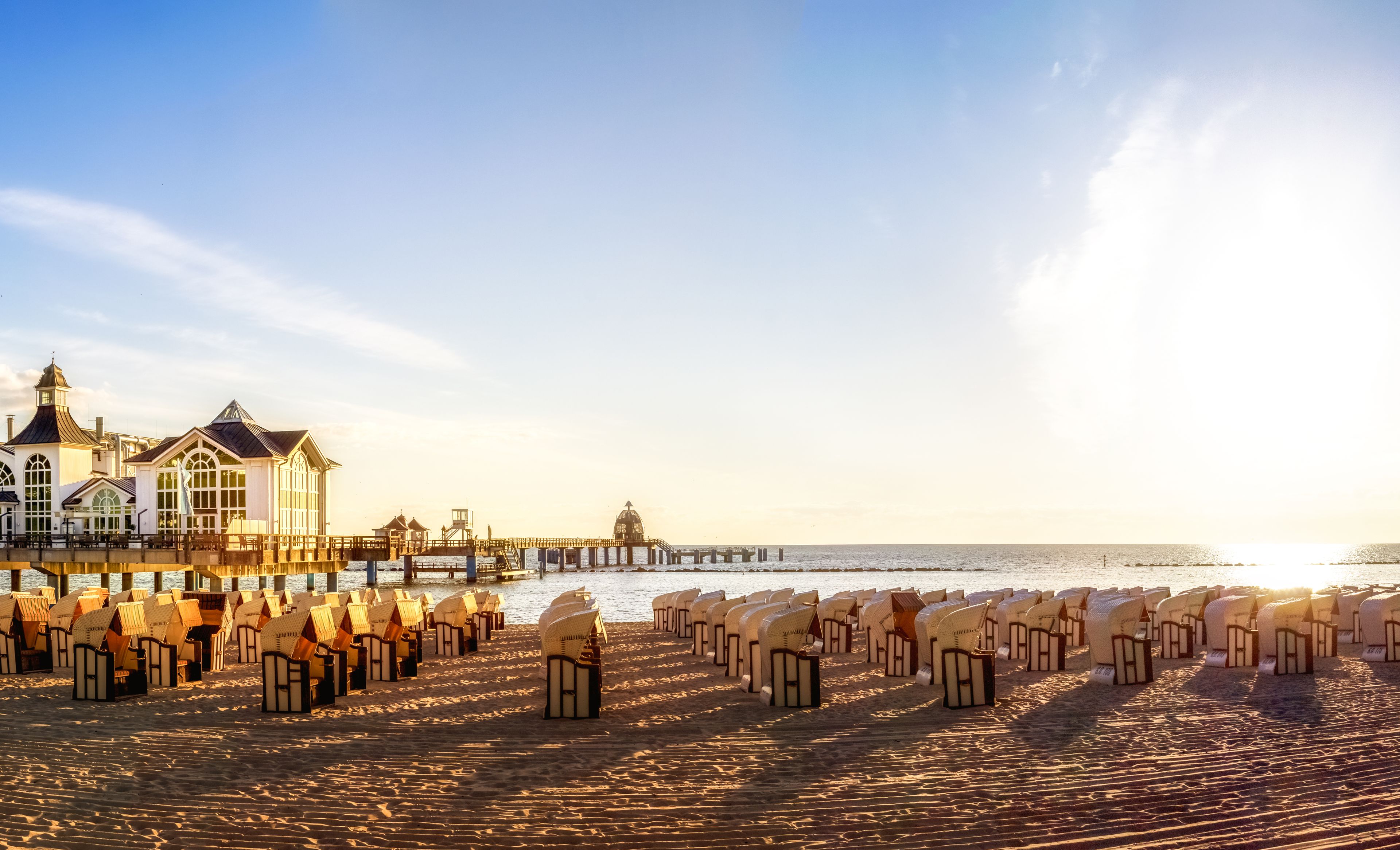 Strandpromenade und Strandkörbe von Sellin im Sonnenschein