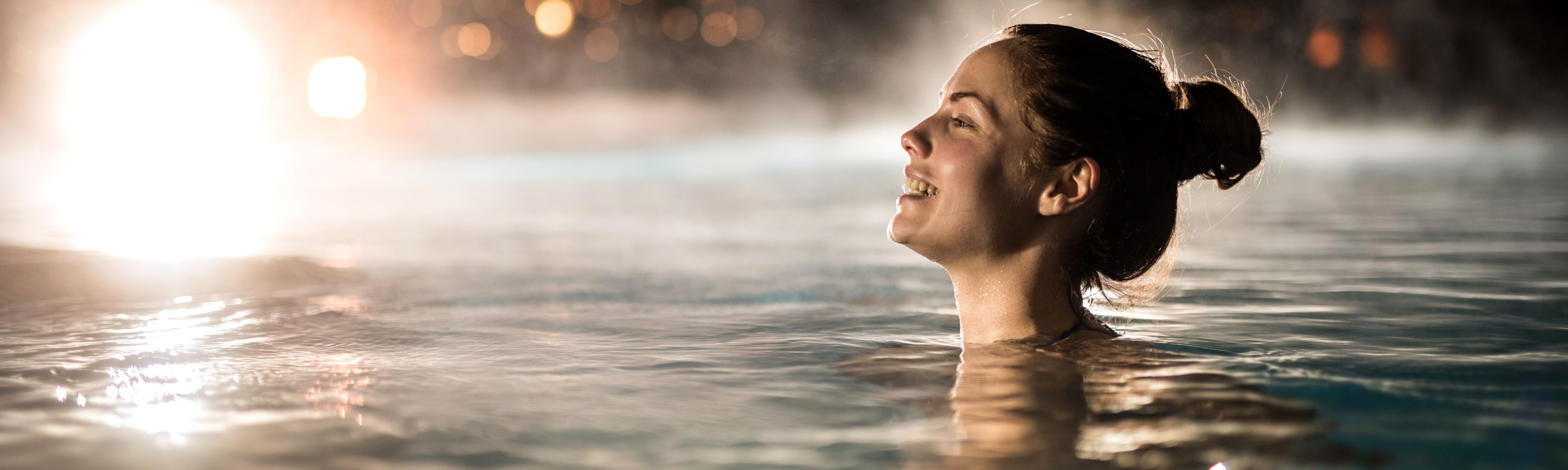 Frau entspannt im Pool