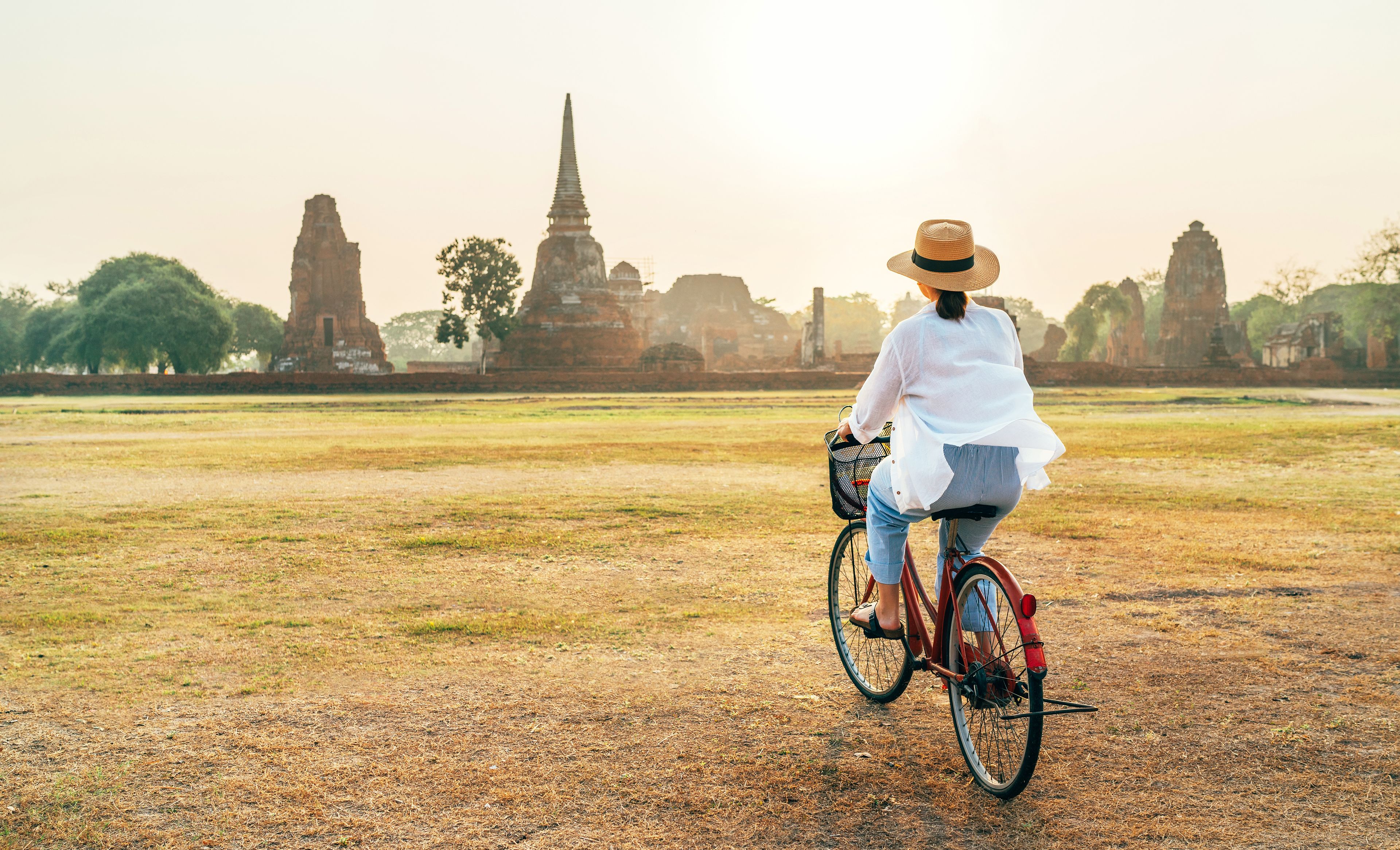 Frau auf Fahrrad in Thailand unterwegs