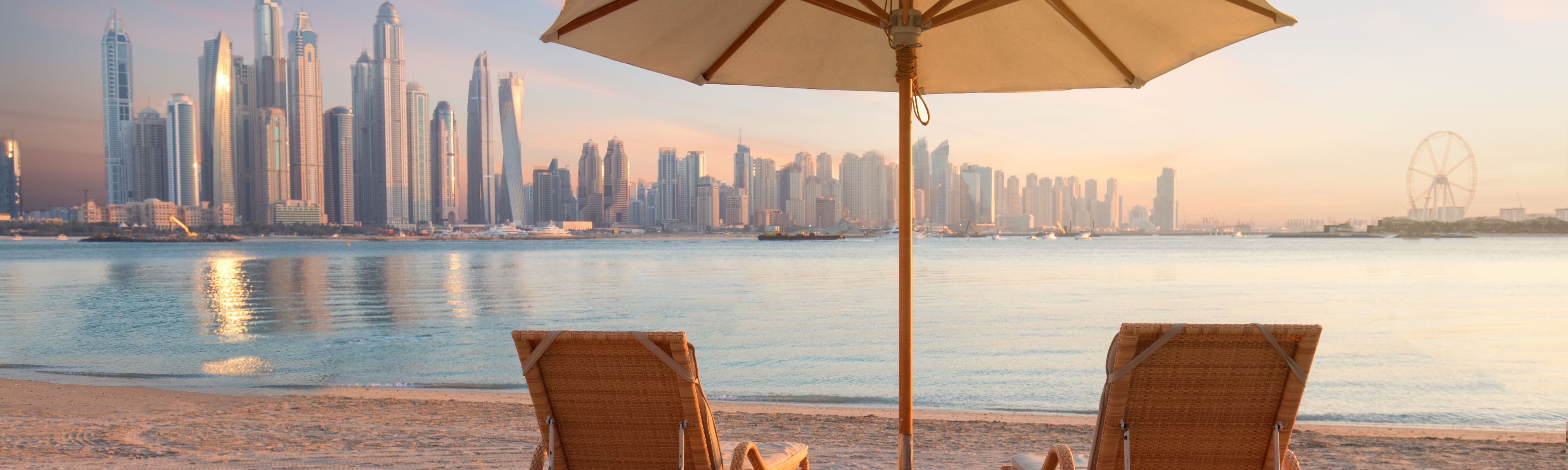 Zwei Liegen am Strand in Dubai