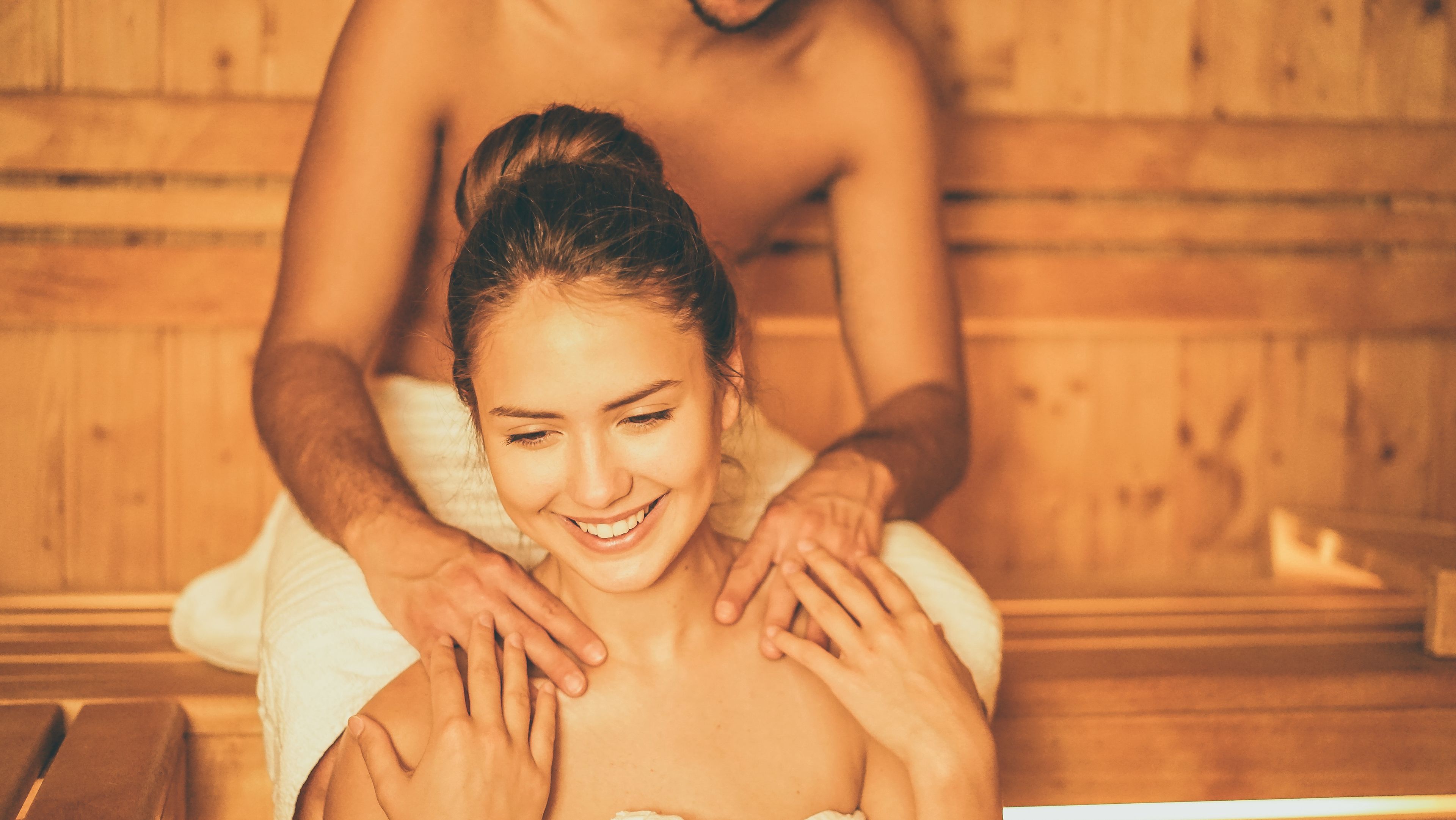 Frau bekommt Massage in der Sauna