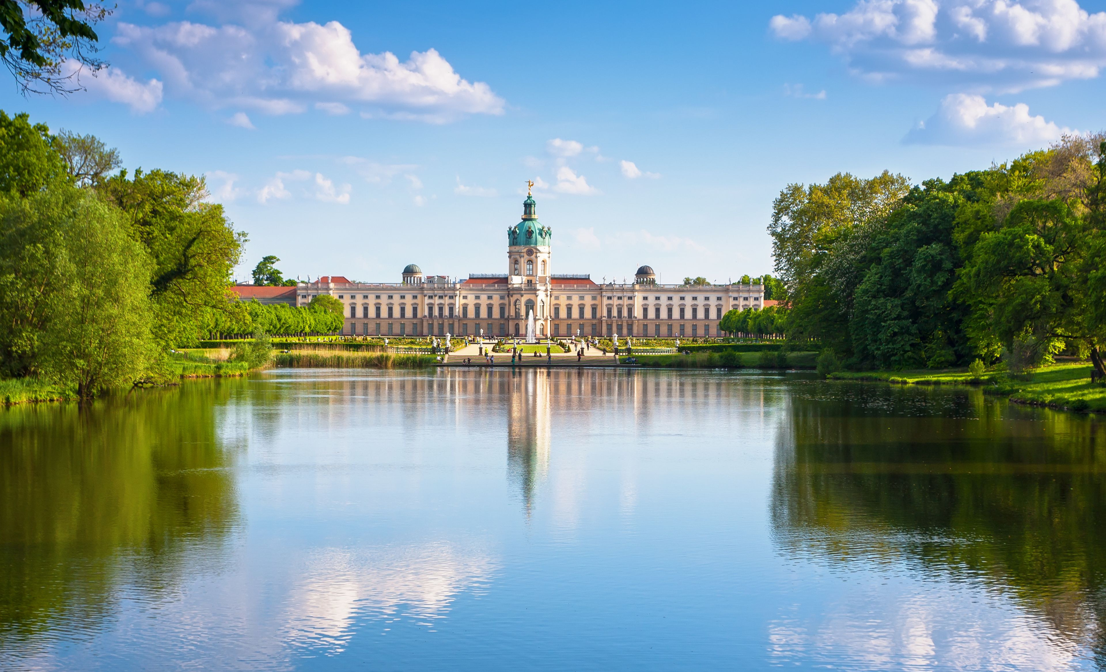 Schloss Charlottenburg spiegelt sich im Wasser