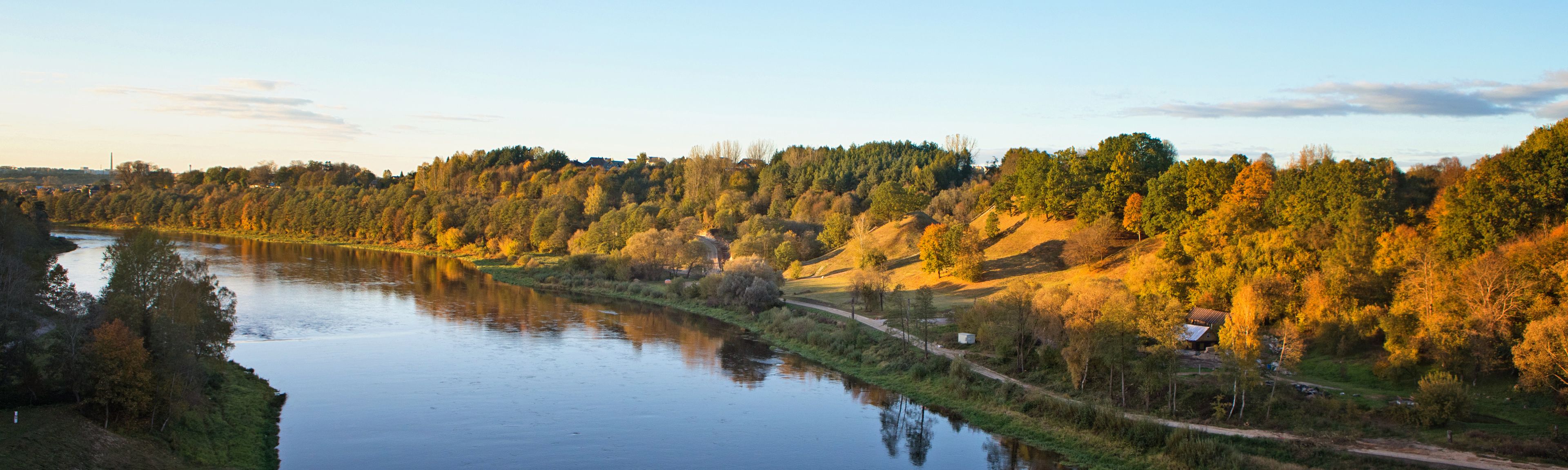 Blick auf einen Fluss und die atemberaubende Natur in Litauen