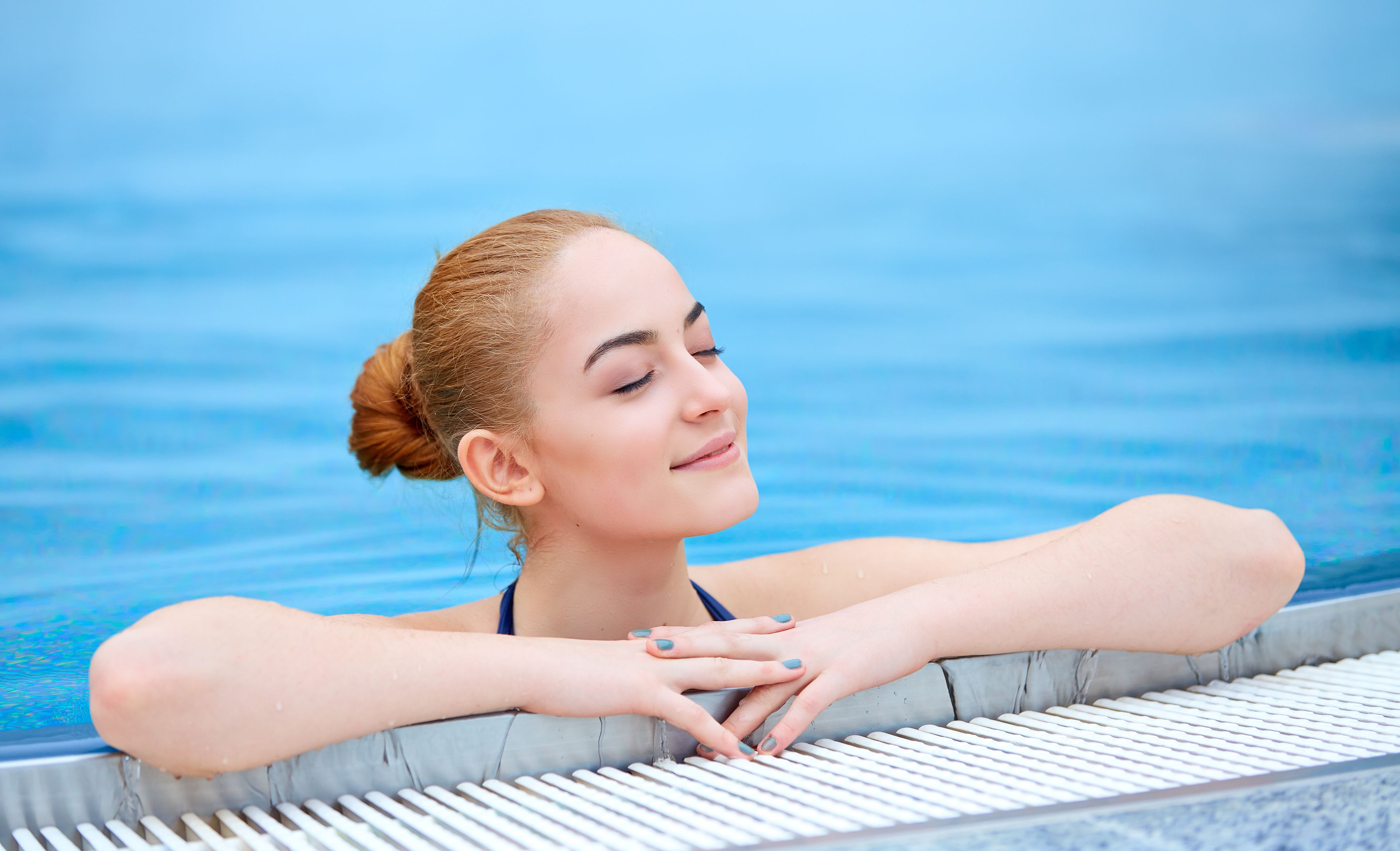 Frau im Pool